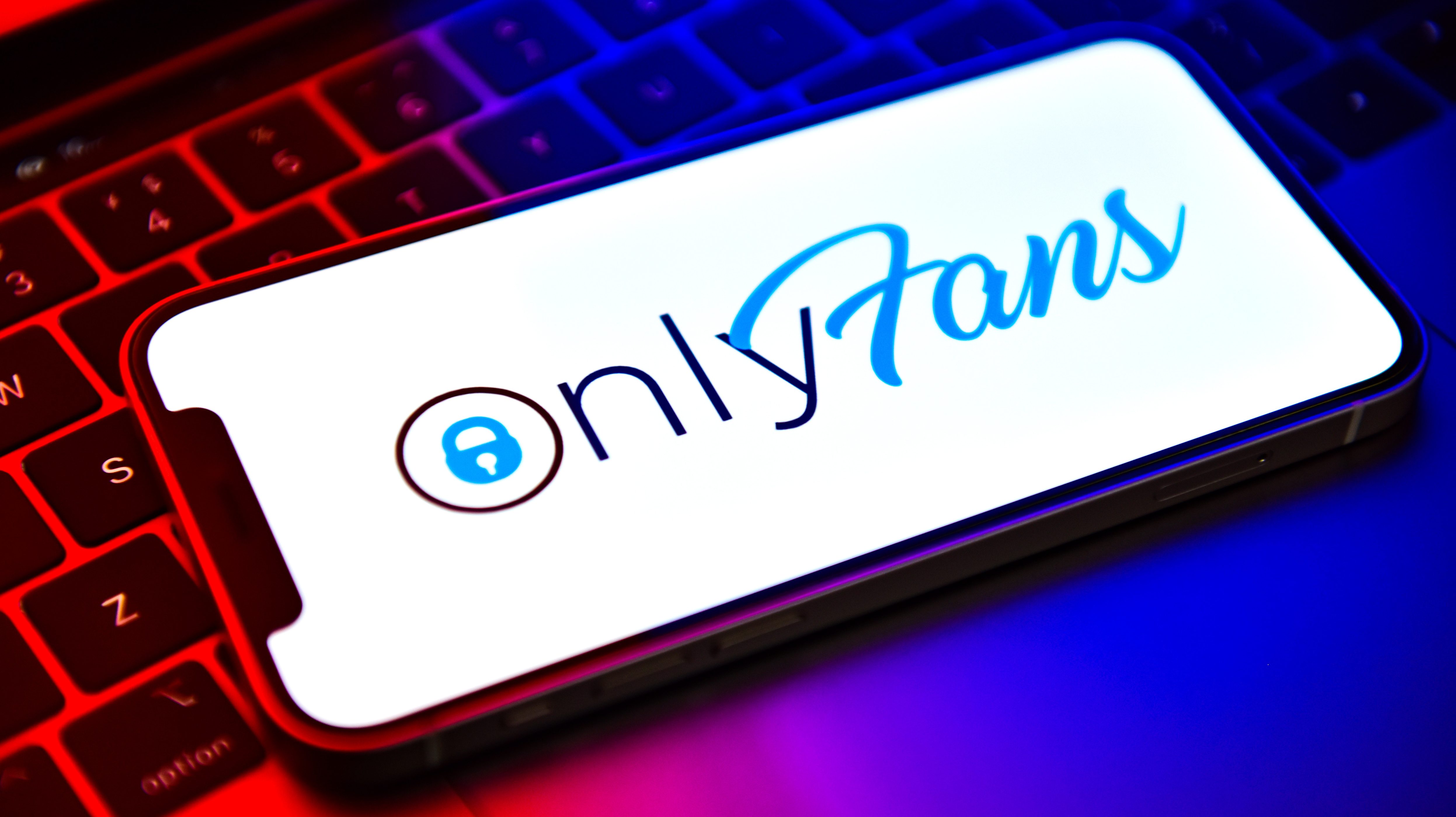 Mégis marad a pornó az OnlyFans-en