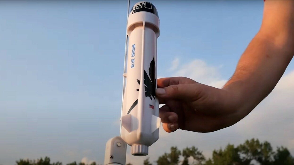 Miniatűr másolat készült Jeff Bezos péniszalakú rakétájáról