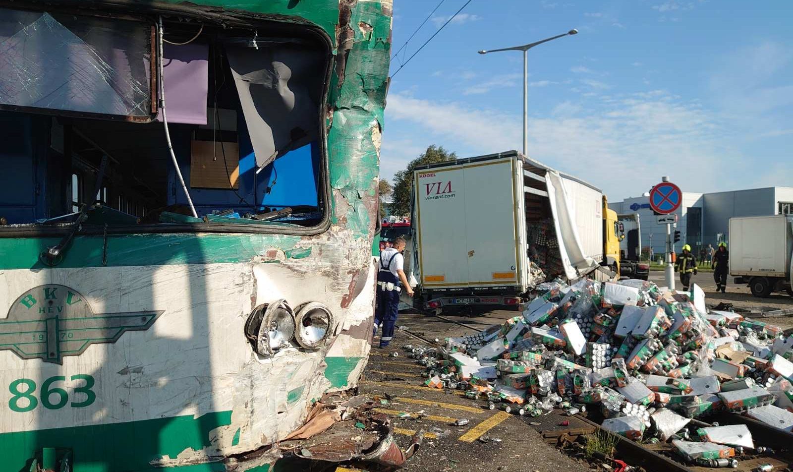 Kamionnal karambolozott a HÉV Soroksáron – fotók