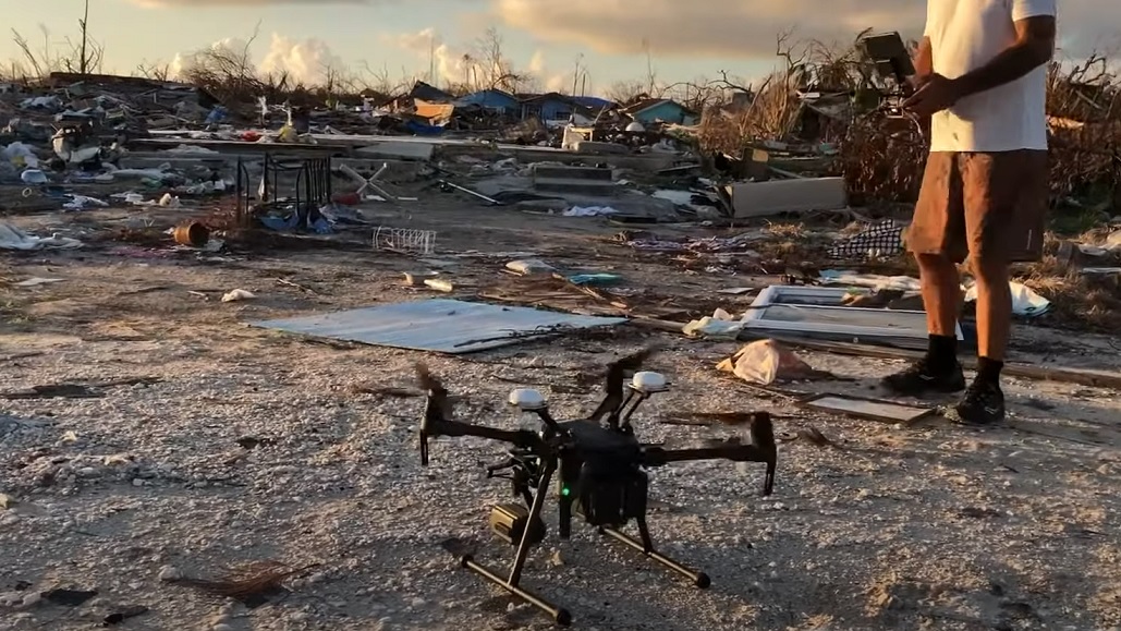 Drónra szerelt infravörös kamerával, katasztrófa sújtotta területekről ment állatokat egy amerikai operatőr