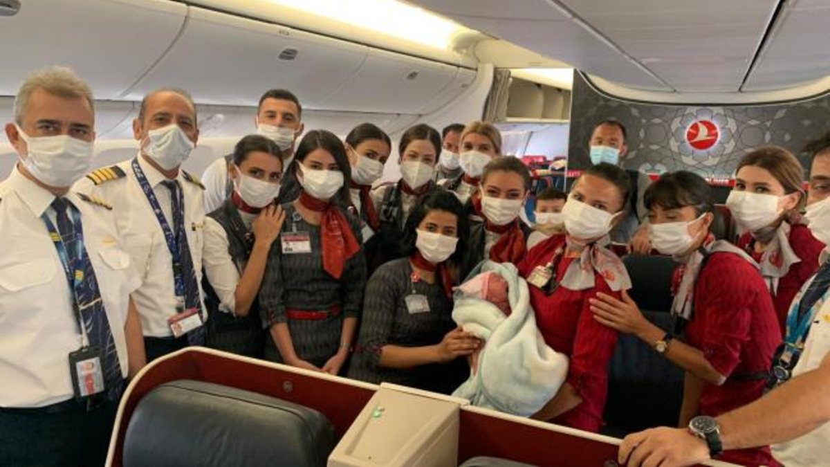 A légiutas-kísérők segítették világra a Kabulból kimenekített nő babáját