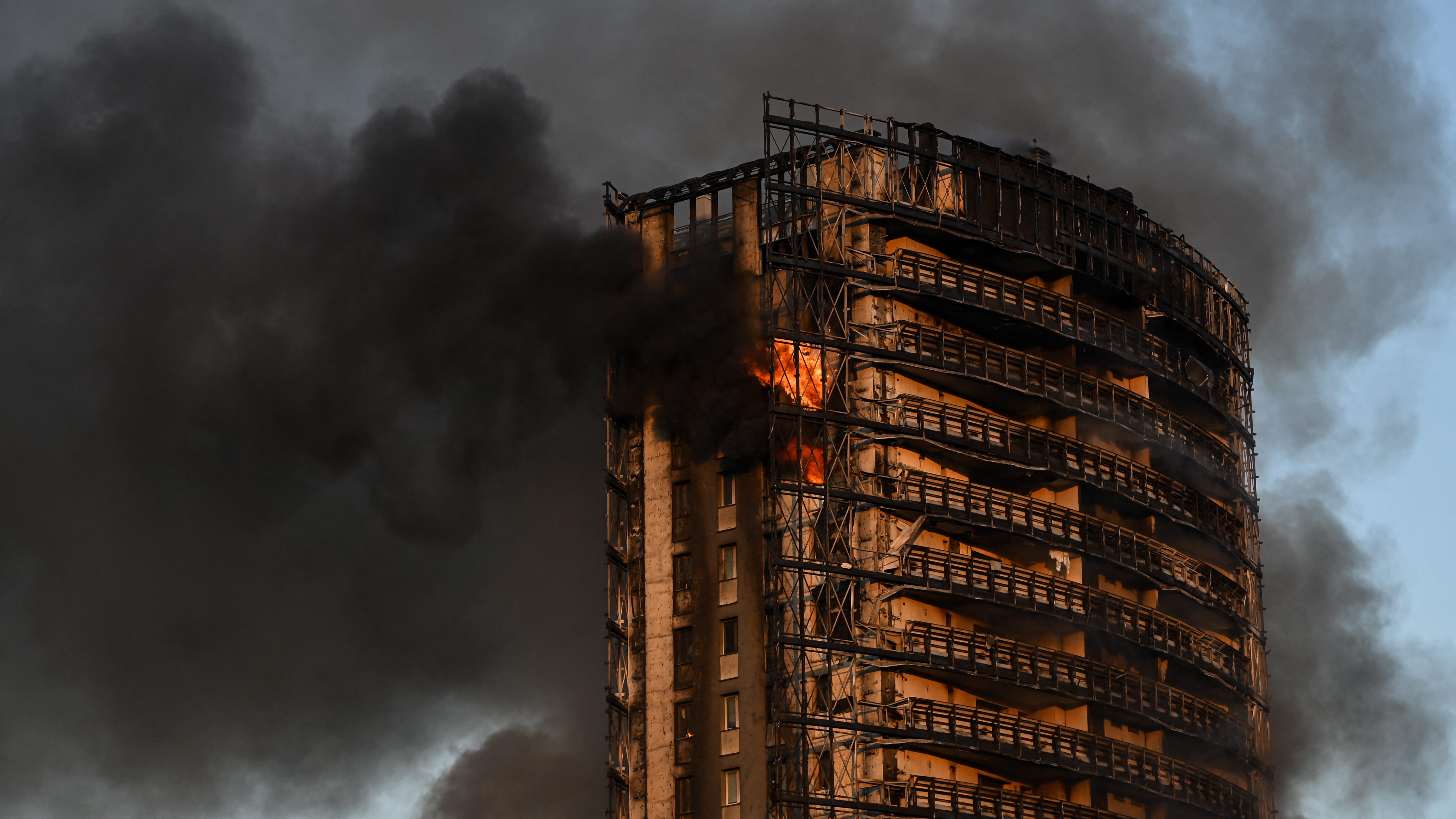 Kiégett egy 20 emeletes toronyház Milánóban