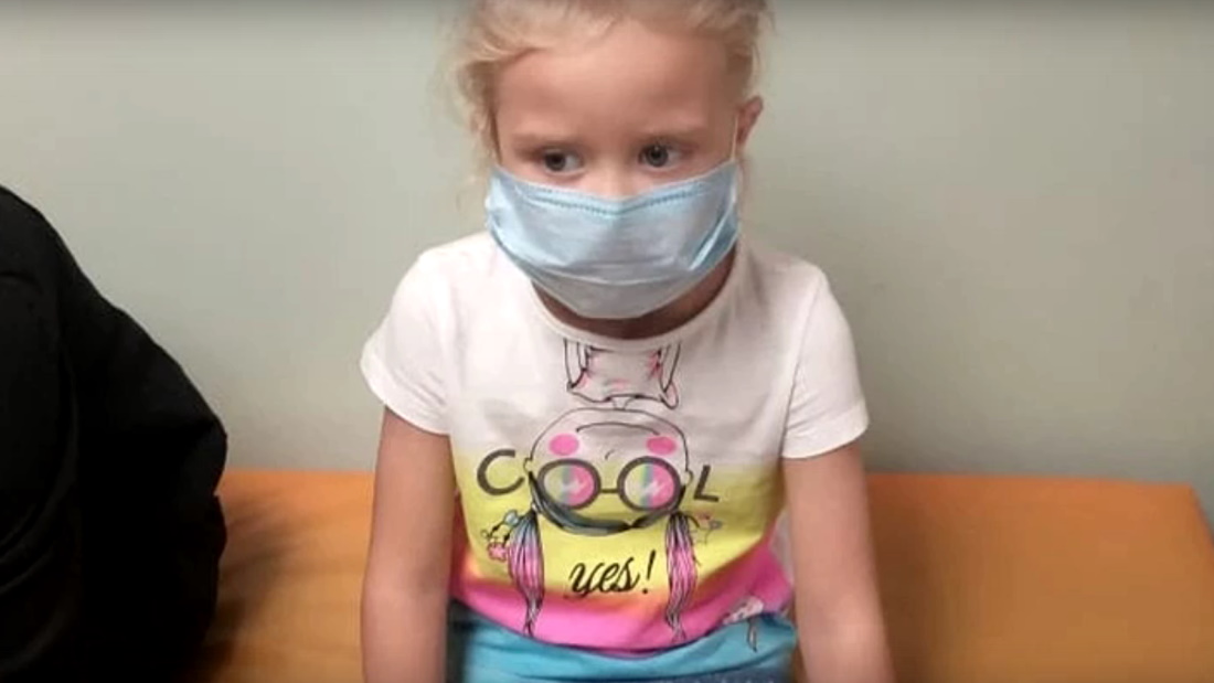 Videón, ahogy arcon harapja a kígyó az ötéves lányt