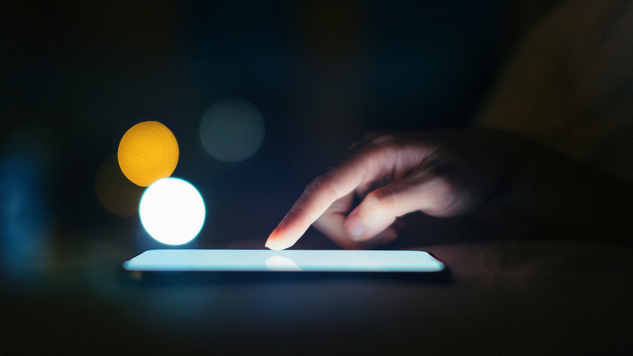 65 embert vert át egy pár az interneten