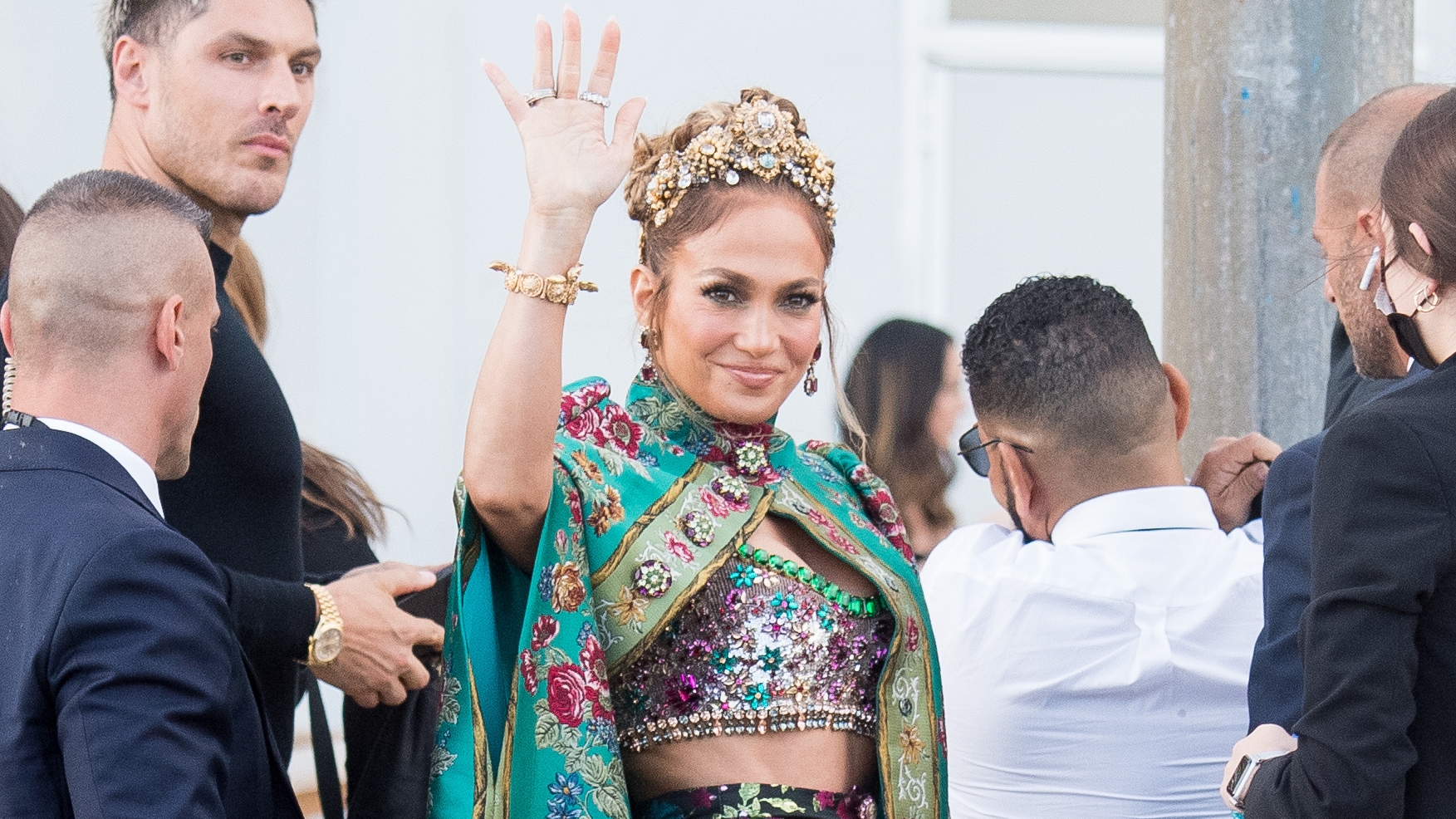 Jennifer Lopez szettje annyira túlzás, hogy holnapig káprázni fog a szemünk