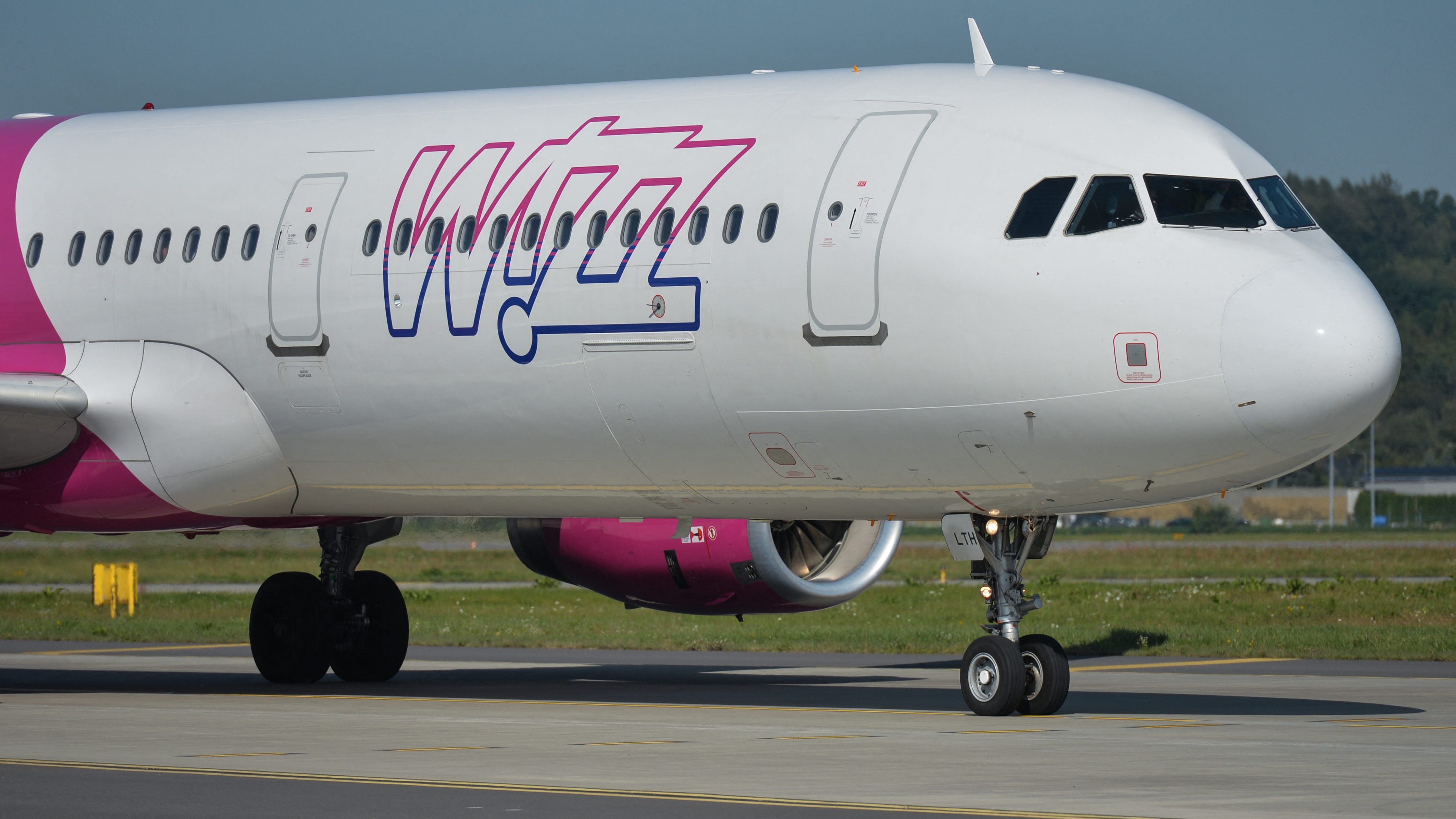 A Wizz Air kötelezővé teszi a védőoltást a fedélzeti személyzetnek