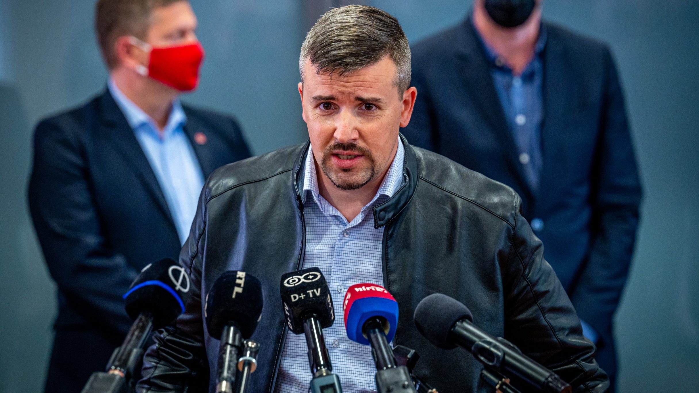 Jakab Péter 31 800 aláírást adott le