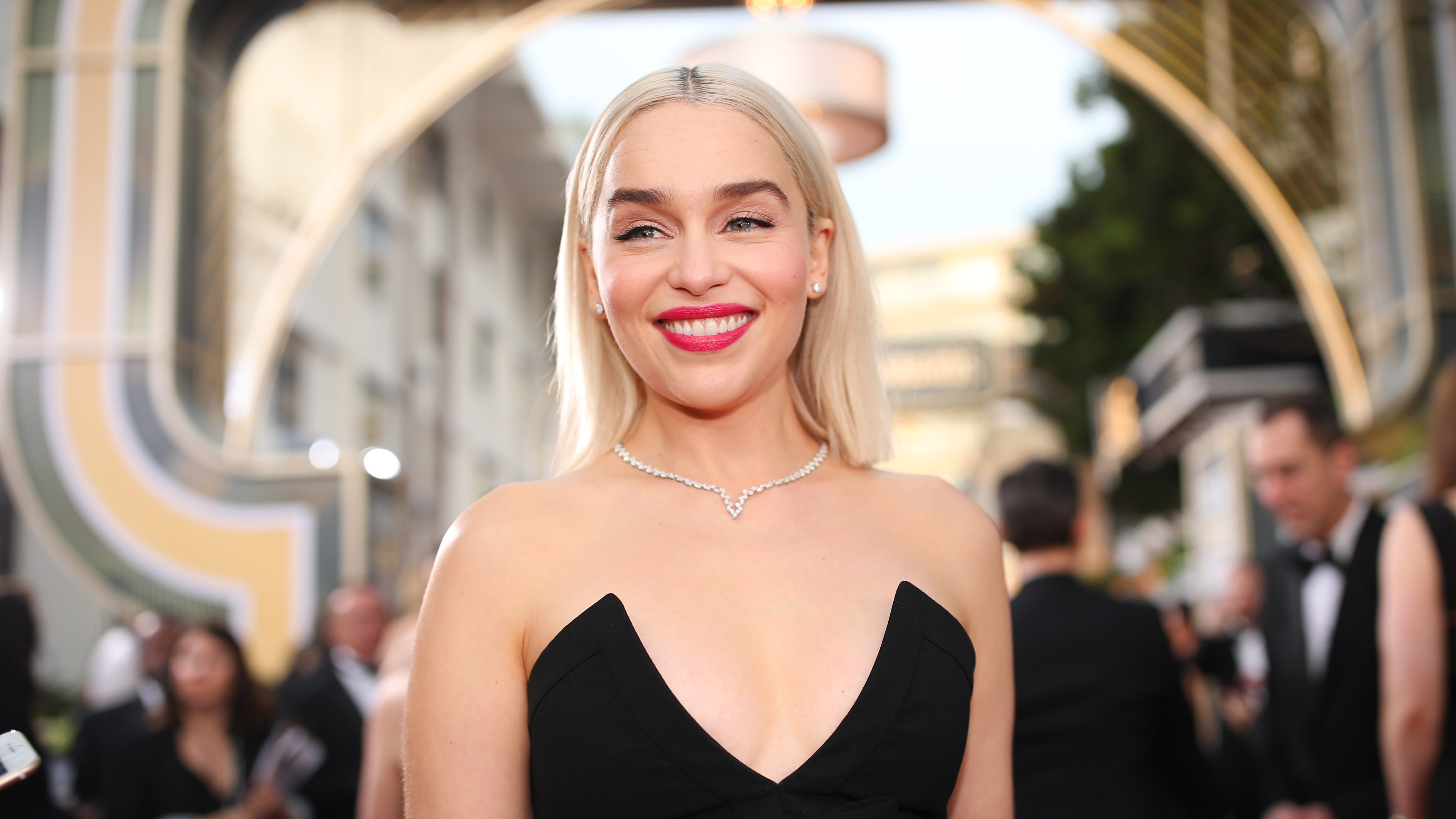 Emilia Clarke: Sosem plasztikáztatnék, hogy megfeleljek a nevetséges szépségideálnak