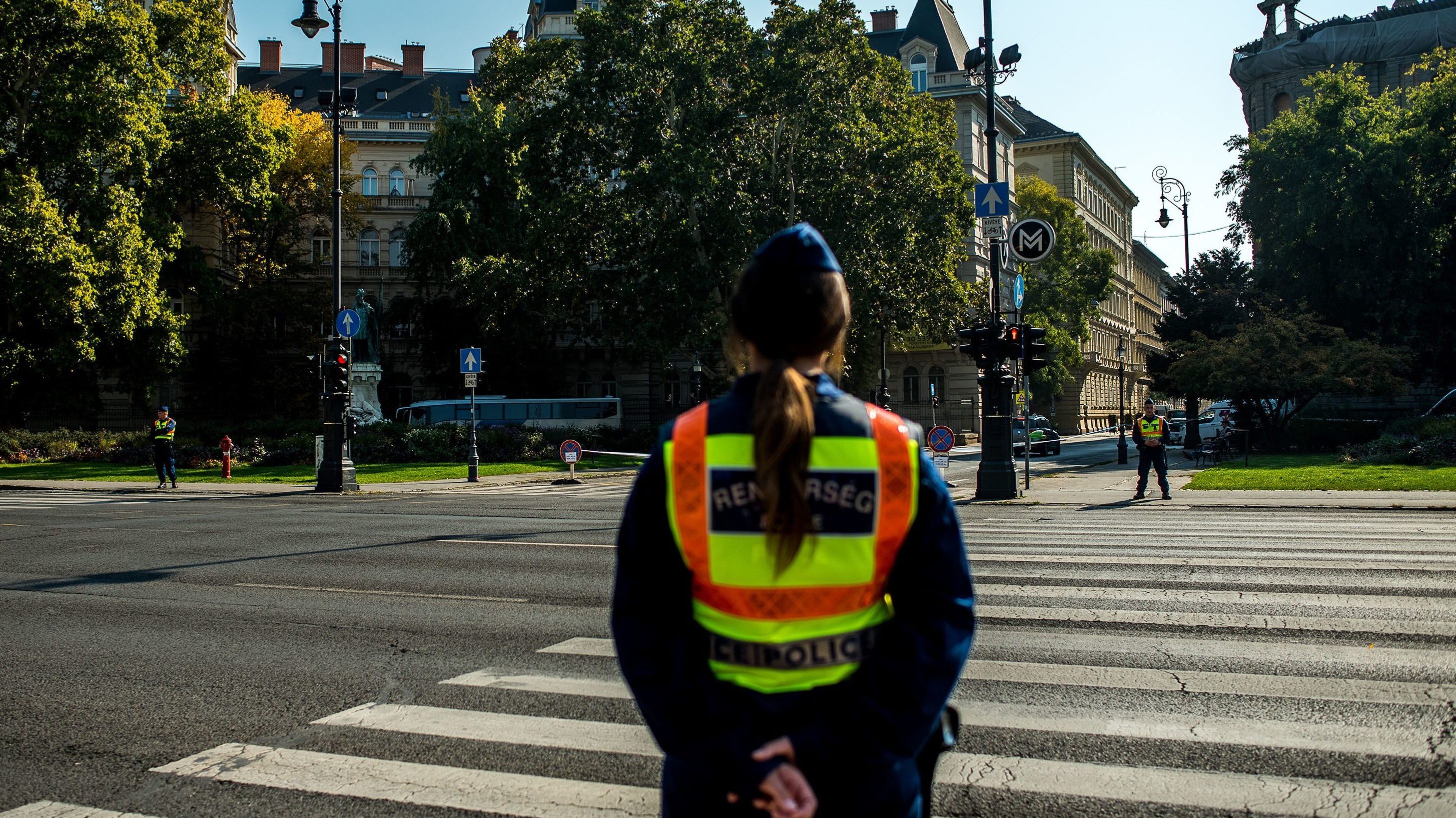 Az Eucharisztikus Kongresszusra tartó mikrobusz ütött el egy gyalogost Budapest belvárosában, a férfi meghalt