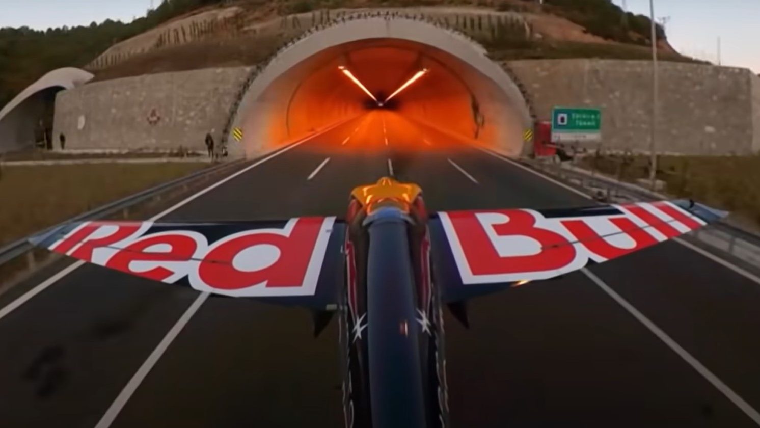 245 kilométer per órával repült át egy alagúton a világrekorder pilóta – videó