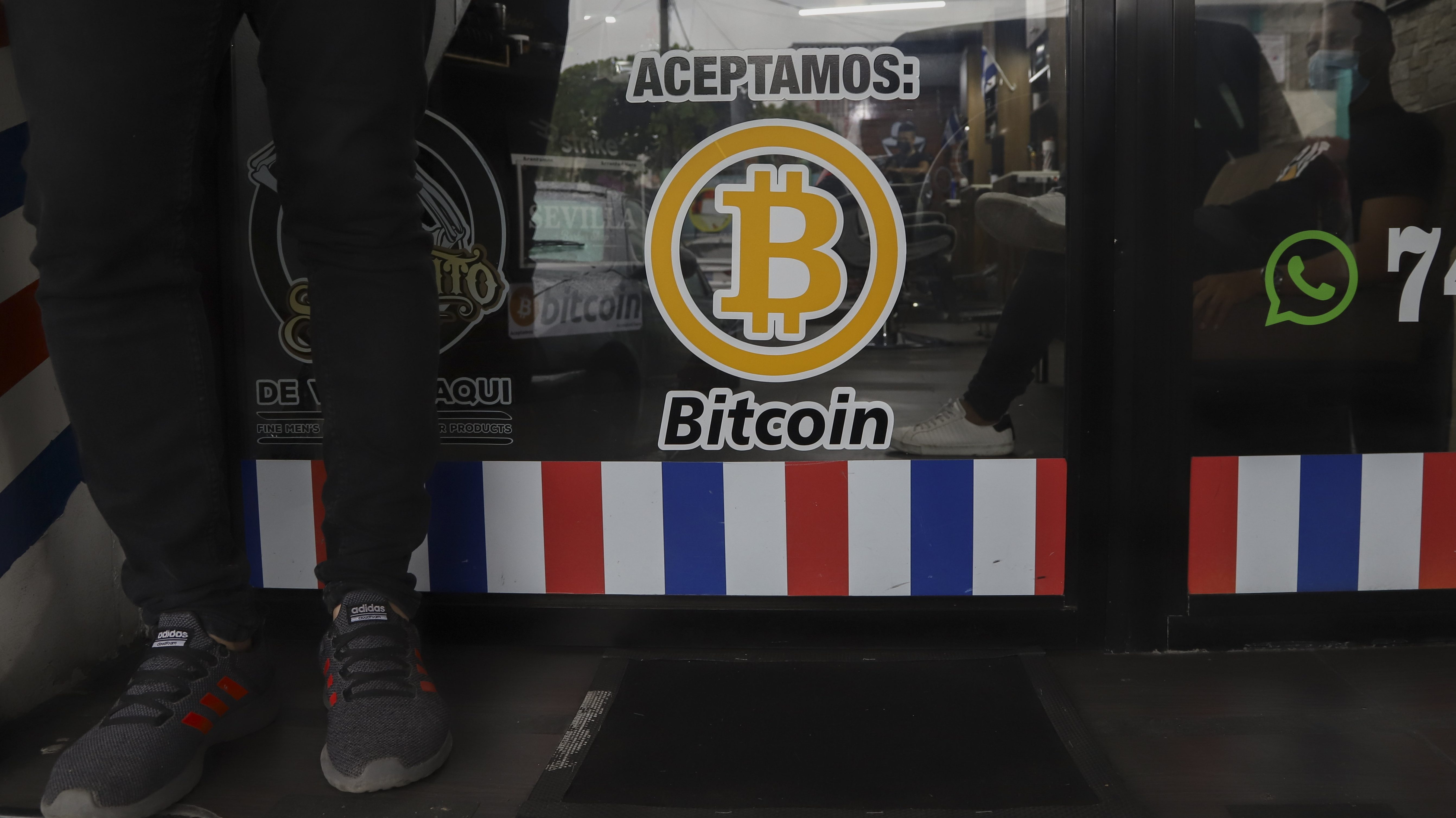 El Salvadorban hivatalos fizetőeszköz lett a bitcoin, 10 százalékot esett az árfolyam