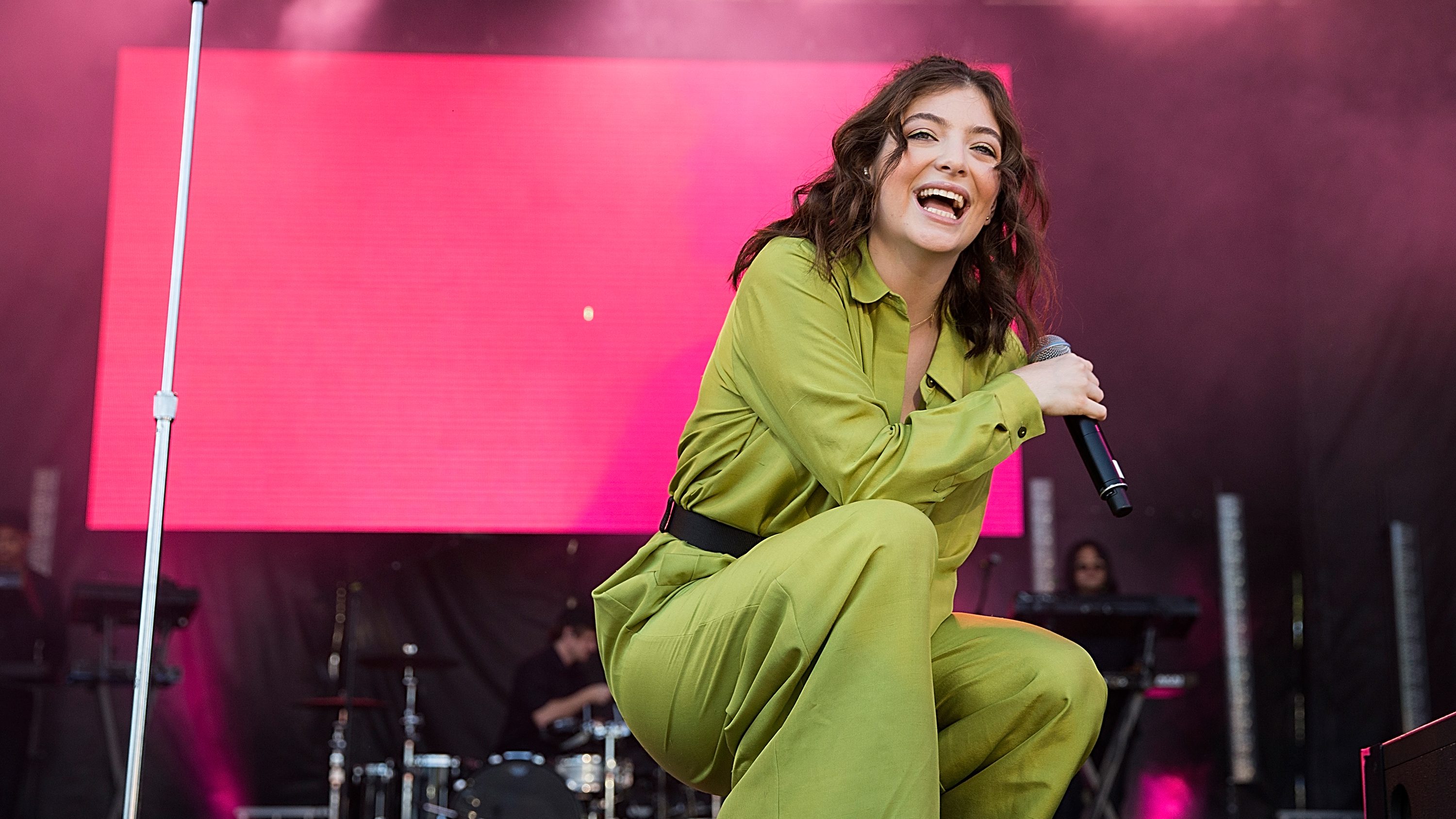 Lorde testét csak néhány virág takarja a Vogue címlapján