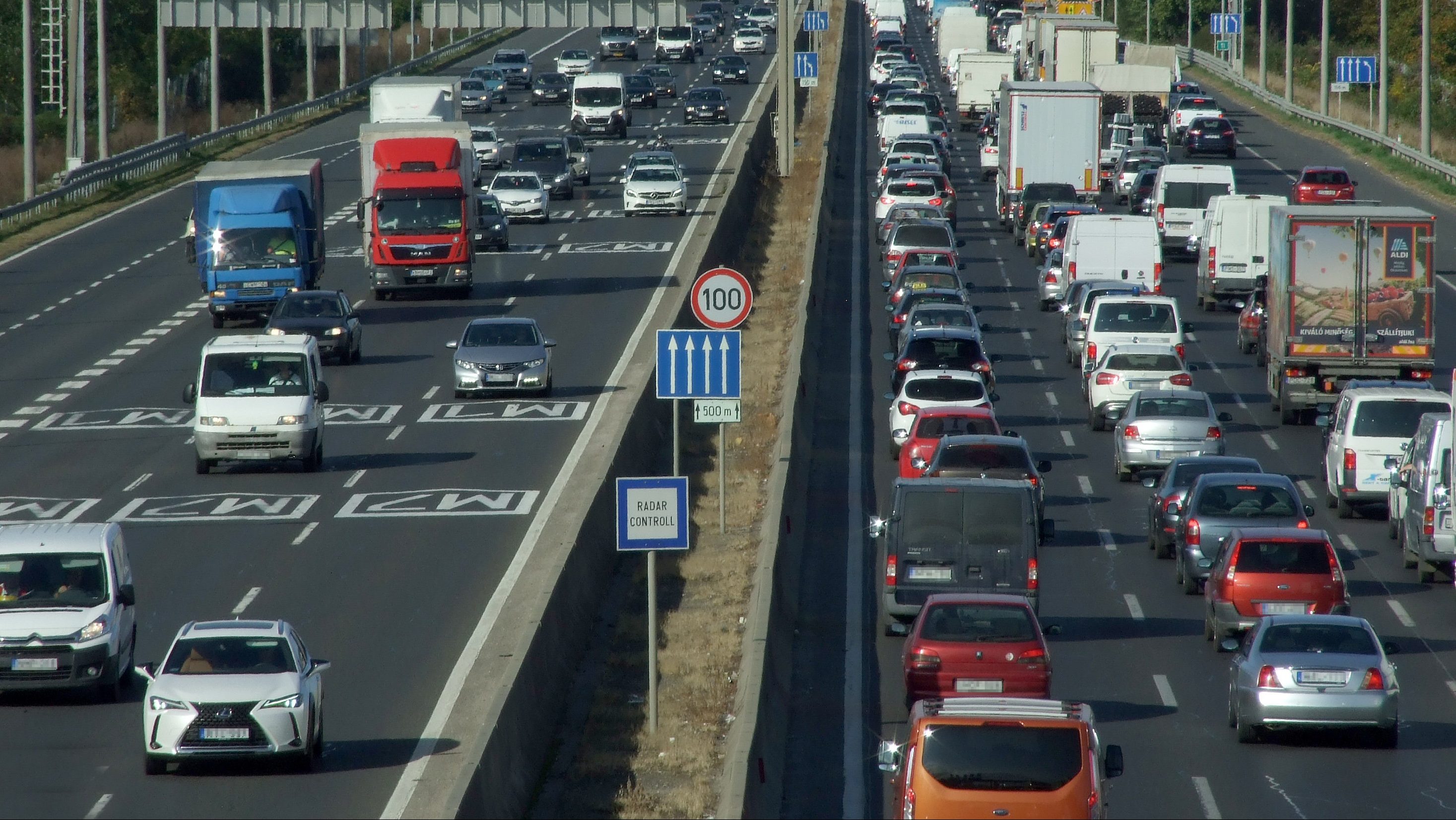 Három autó ütközött össze az M7-esen, dugó van Budapest felé