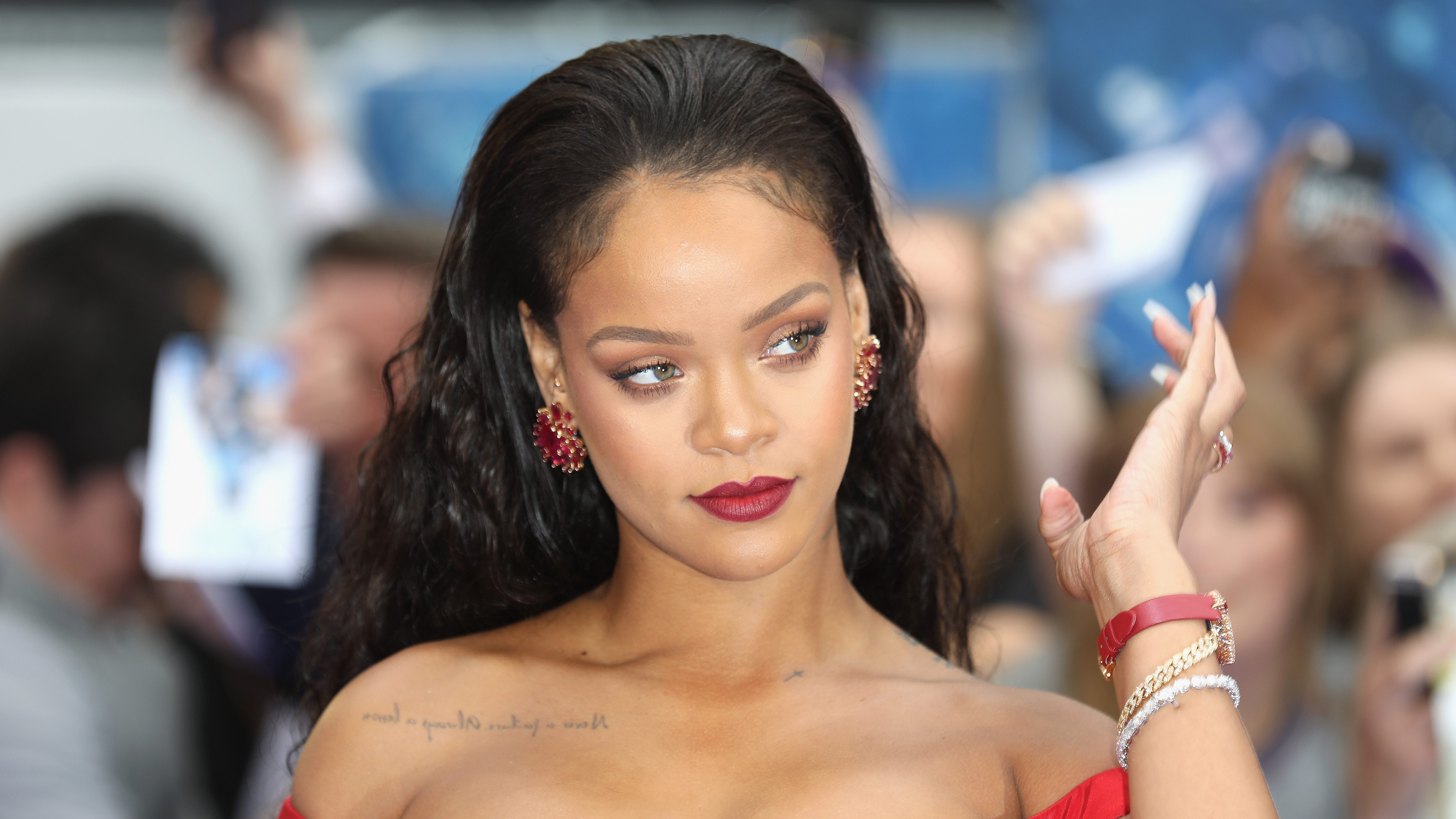 Rihanna egy hatalmas marihuánás ciginek öltözött