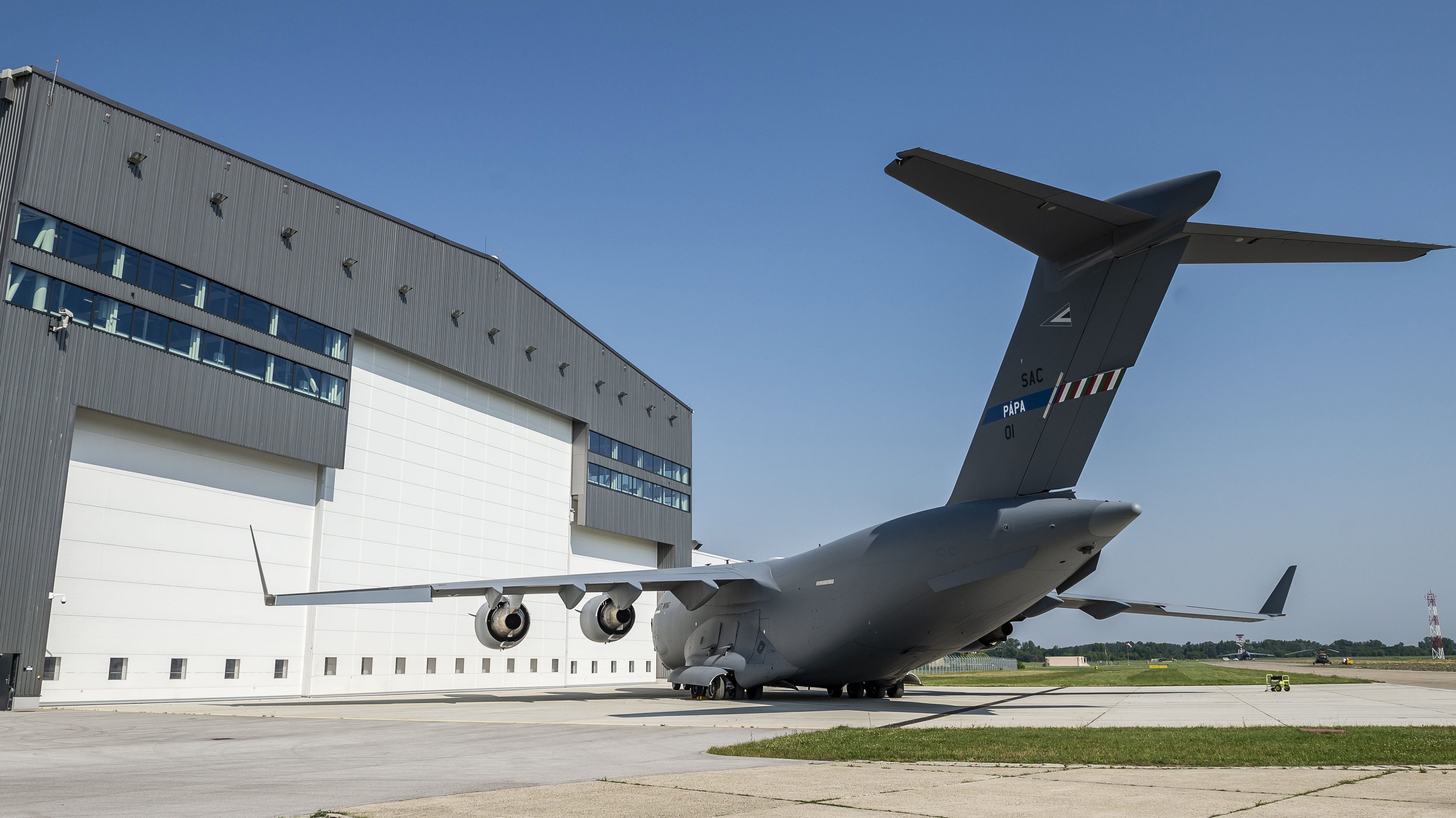 Pápáról indult „nézelődni” Ausztriába a vadászgépekkel kitoloncolt C-17-es óriásgép