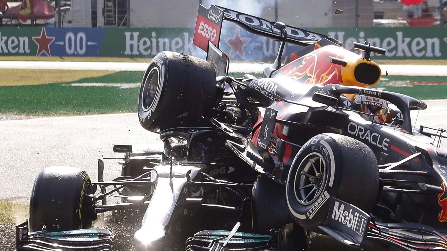 A Mercedes csapatfőnöke a Hamilton–Verstappen-ütközésről: A fociban ezt taktikai szabálytalanságnak hívják