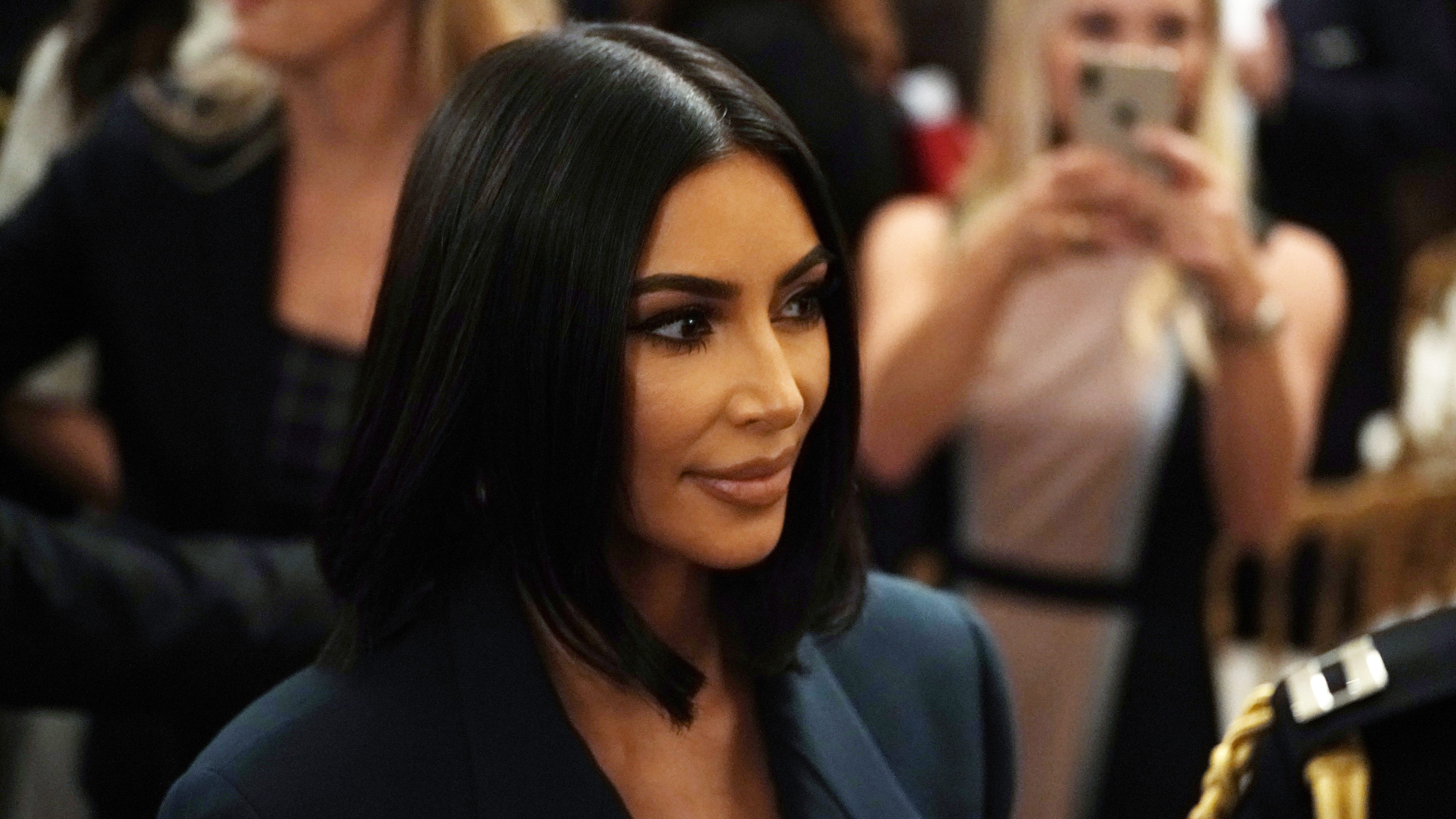 Kérdéses, hogy kap levegőt Kim Kardashian ebben a bőrruhában, ami teljesen befedi a fejét