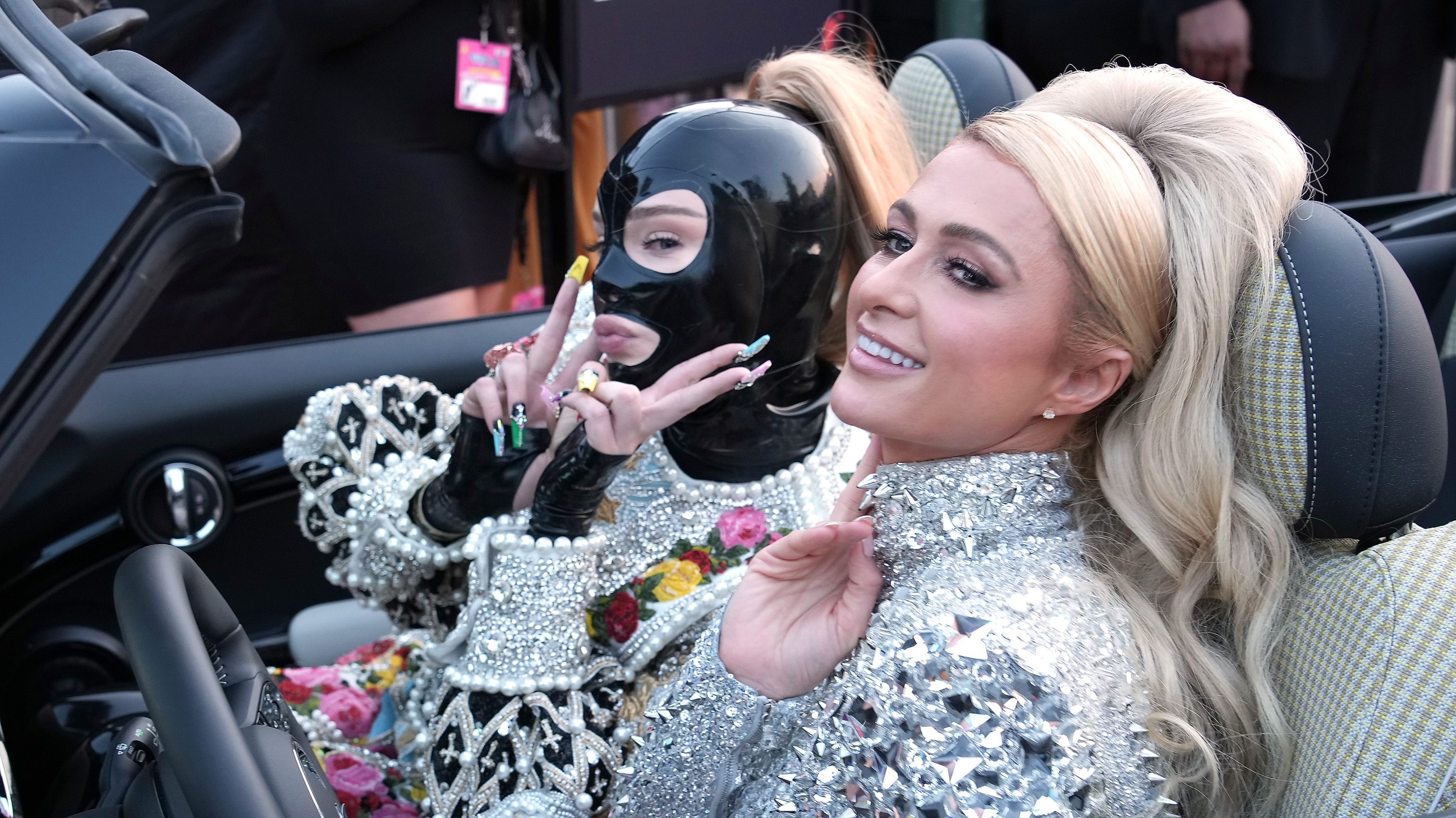 Paris Hilton rózsaszín kabrióban gurult be az MTV VMA díjátadó vörös szőnyegére