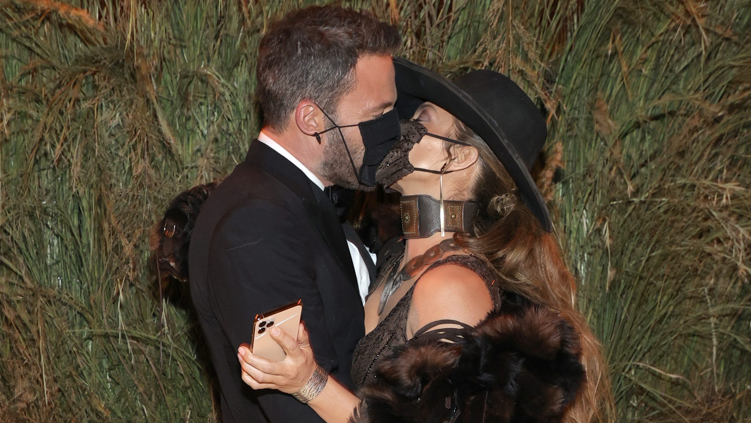 Jennifer Lopez és Ben Affleck még szájmaszkban sem hagyták abba a csókolózást a Met-gálán