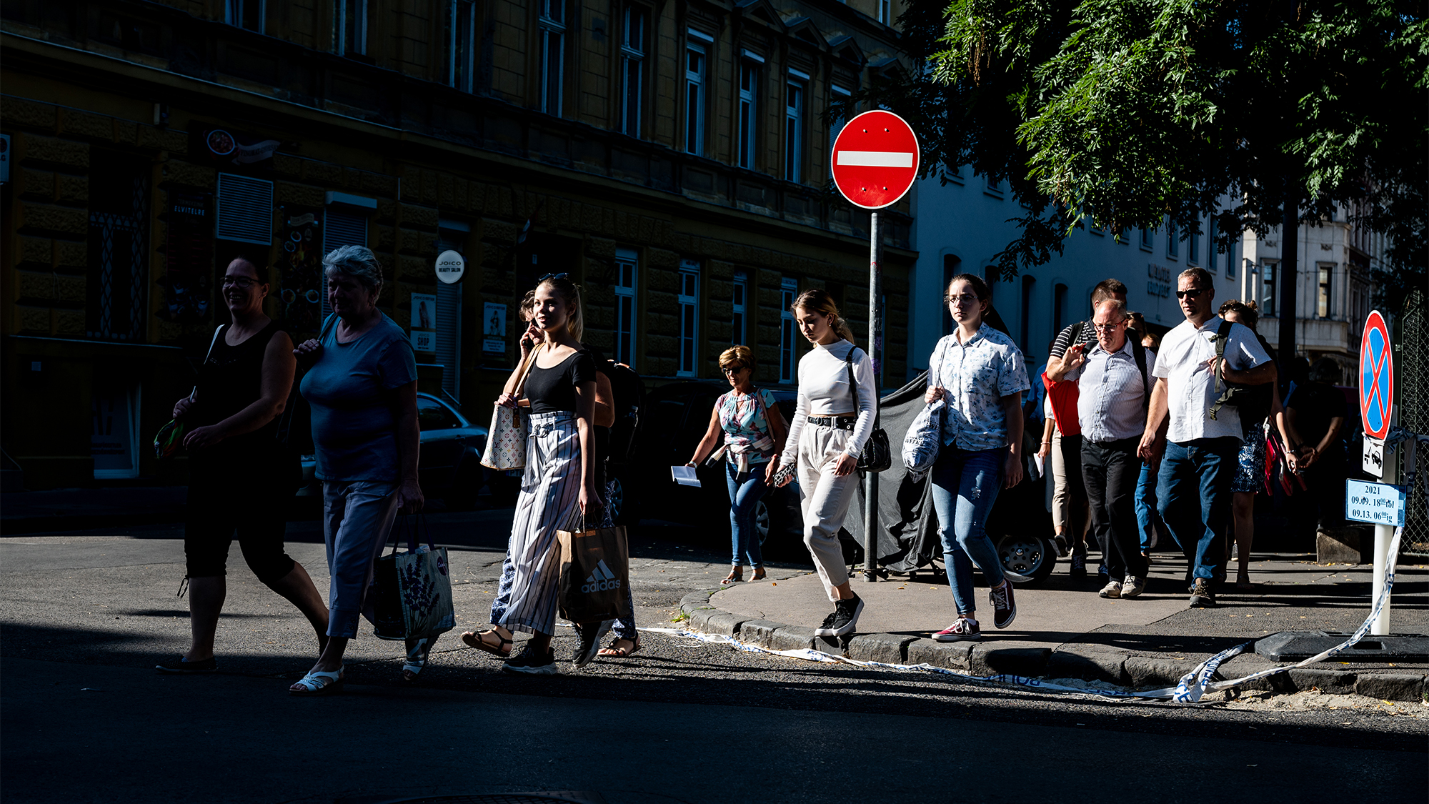 Az ötvennél fiatalabbaknál ugrott meg a covidosok száma, Európa kétharmada lehagyott minket az átoltottságban