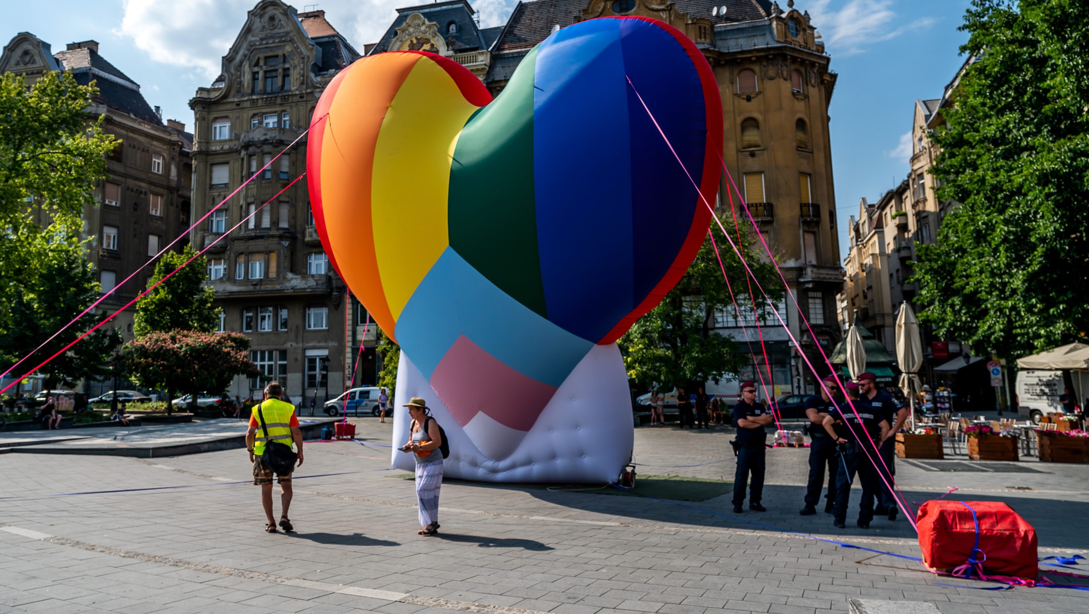 „Pusztítsd a szörnyet!” matricákat ragasztottak ki Pécsen a Pride előtt egy nappal