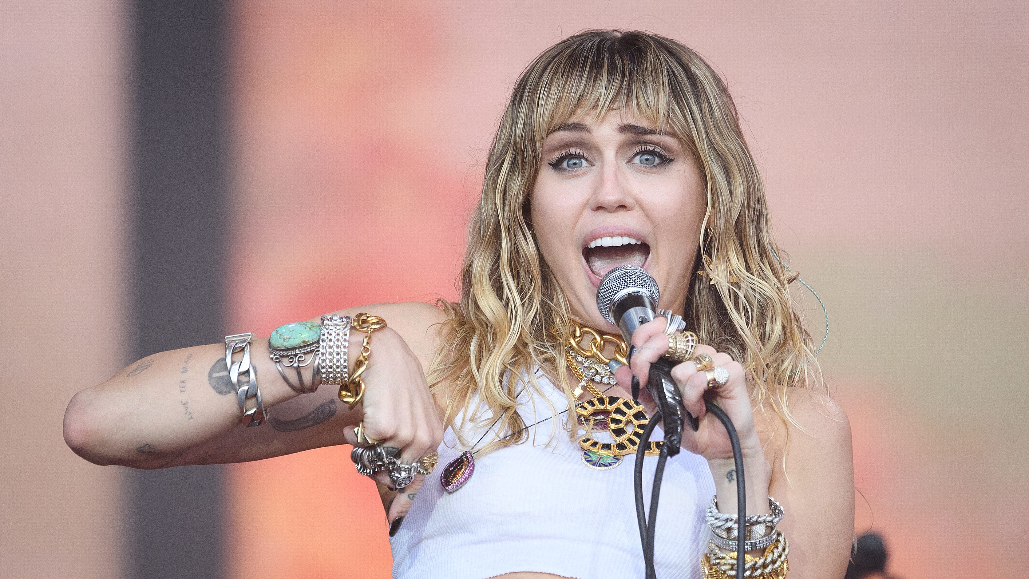 Miley Cyrus legfrissebb fotói elég fenékhangsúlyosak lettek