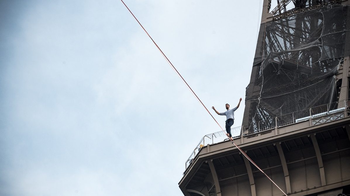 Egy kötéltáncos 70 méter magasságban sétált az Eiffel-toronyból kifeszített kötélen át a Szajnán