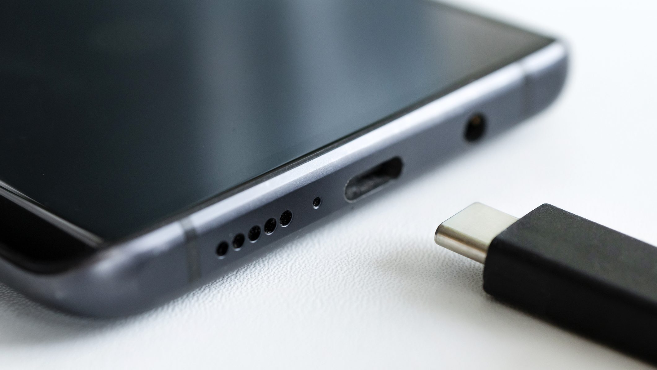 Ettől félt az Apple: az EU-ban kötelező lesz az USB-C a mobilokon