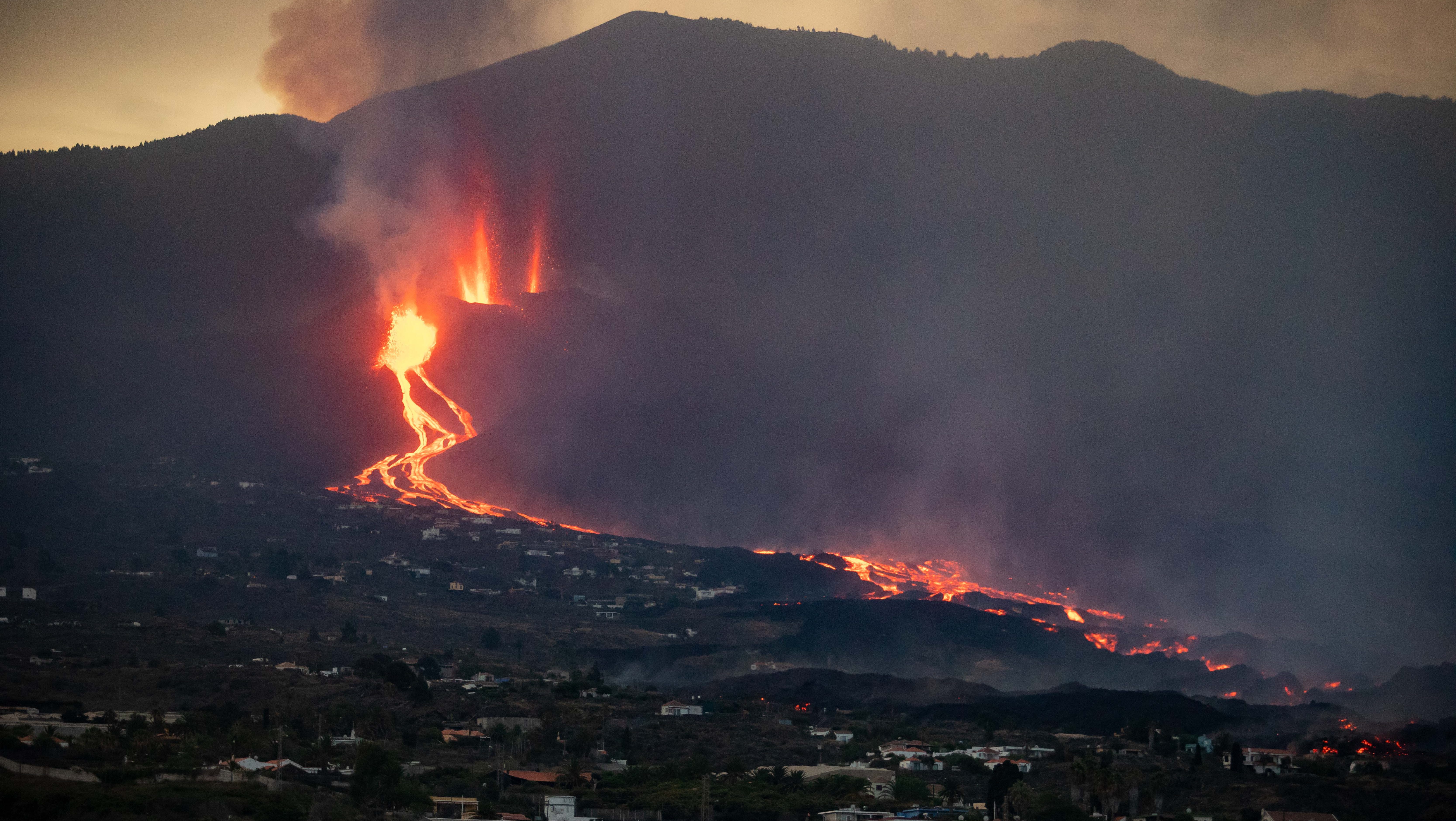 Elérte az izzó láva az óceánt La Palma szigetén, robbanások is lehetnek