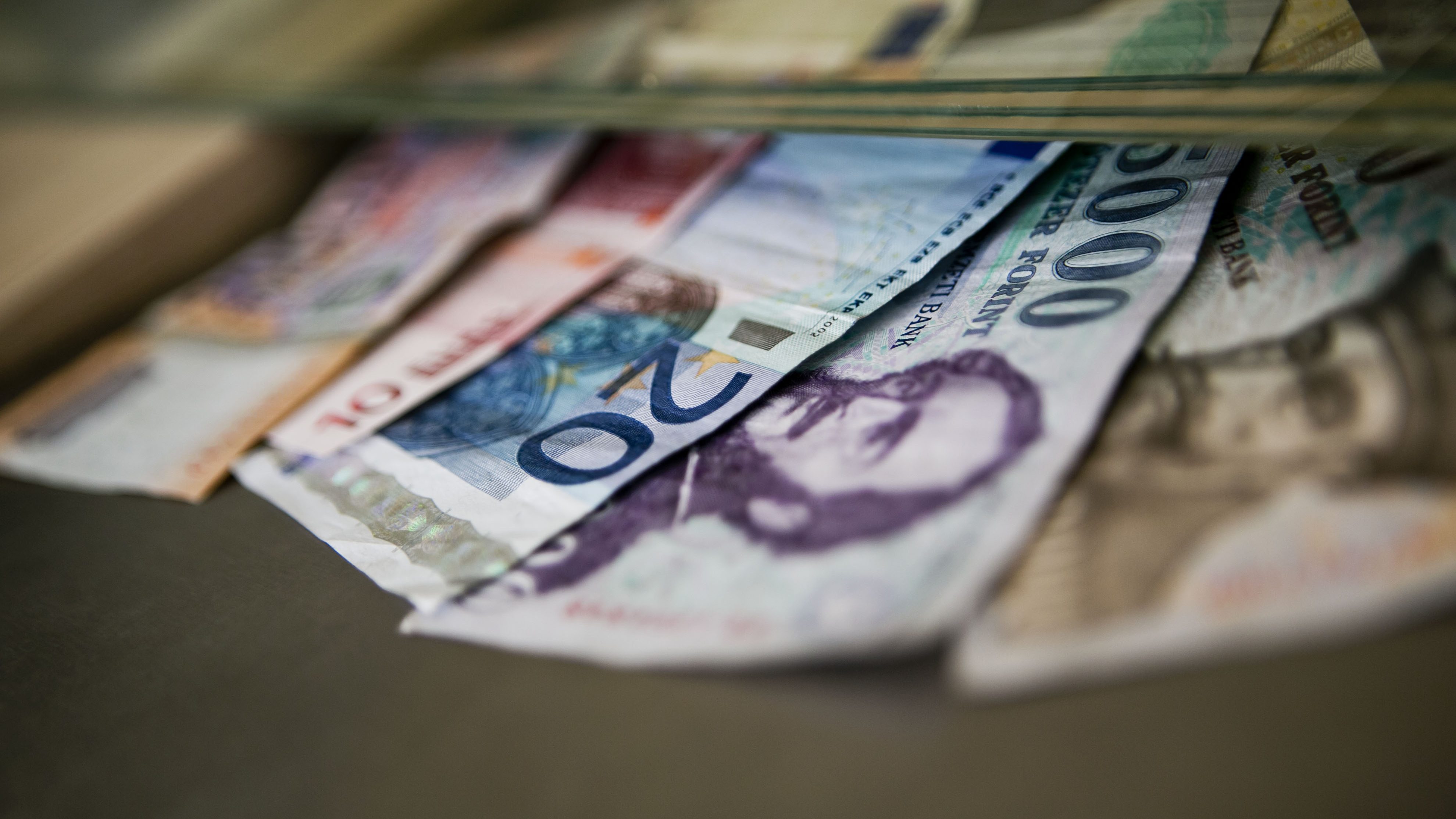 Erősödött kicsit a forint, de még mindig 360 körül van egy euró