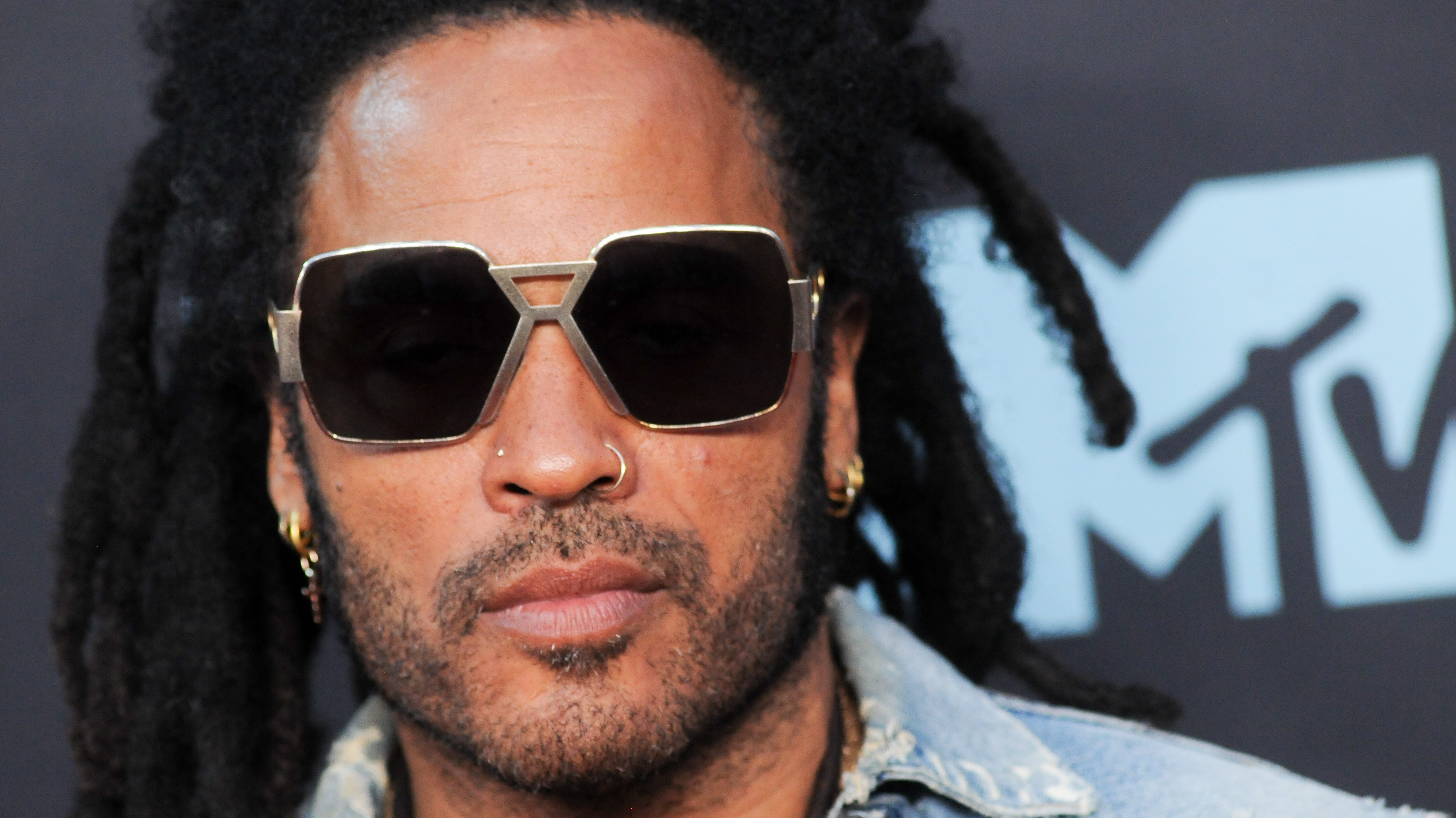 Lenny Kravitz mindjárt 60 éves, de új képét látva sakkmeccset lehetne rendezni a hasán