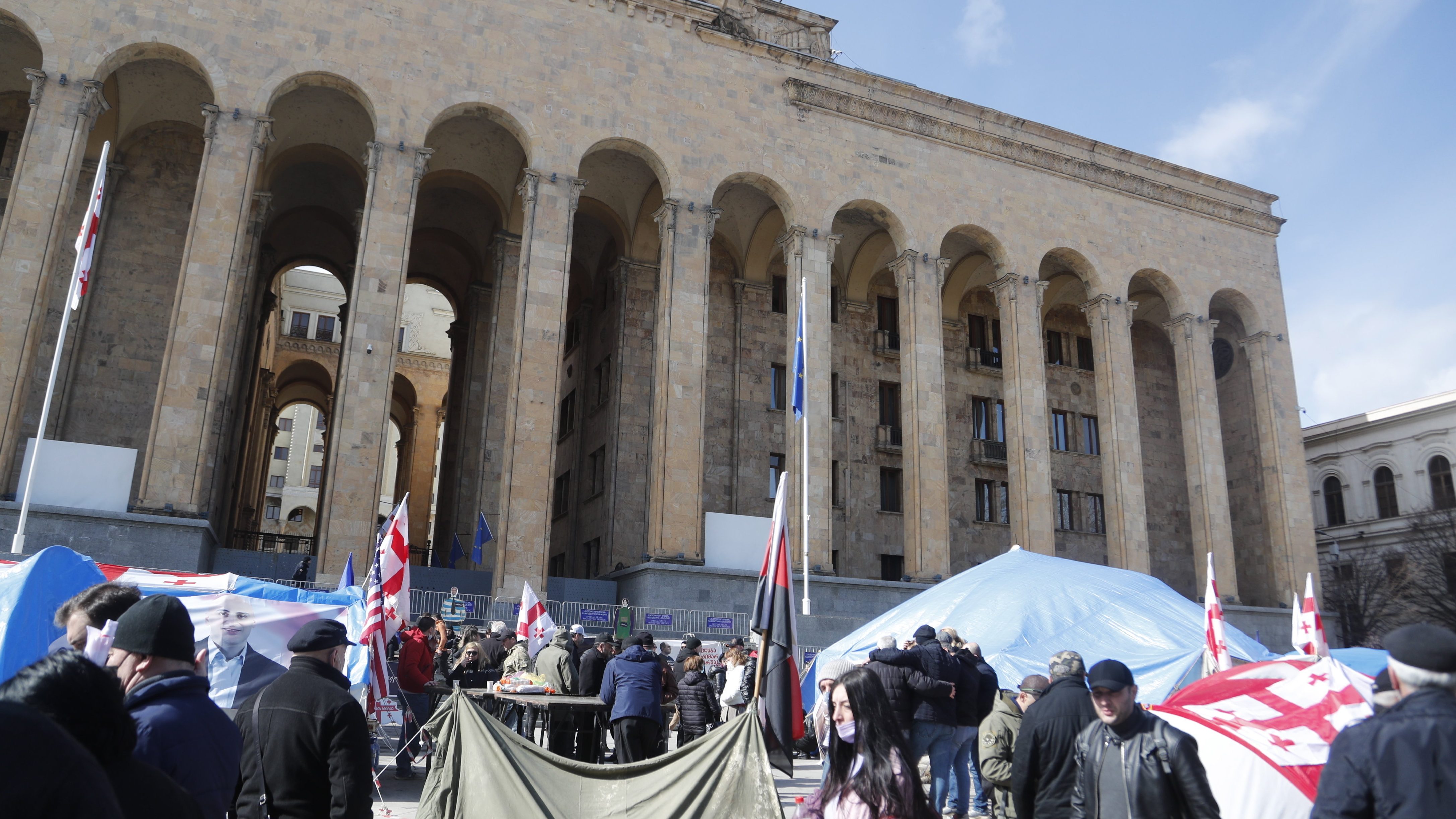 Hazatért, másnap le is tartóztatták a volt georgiai elnököt