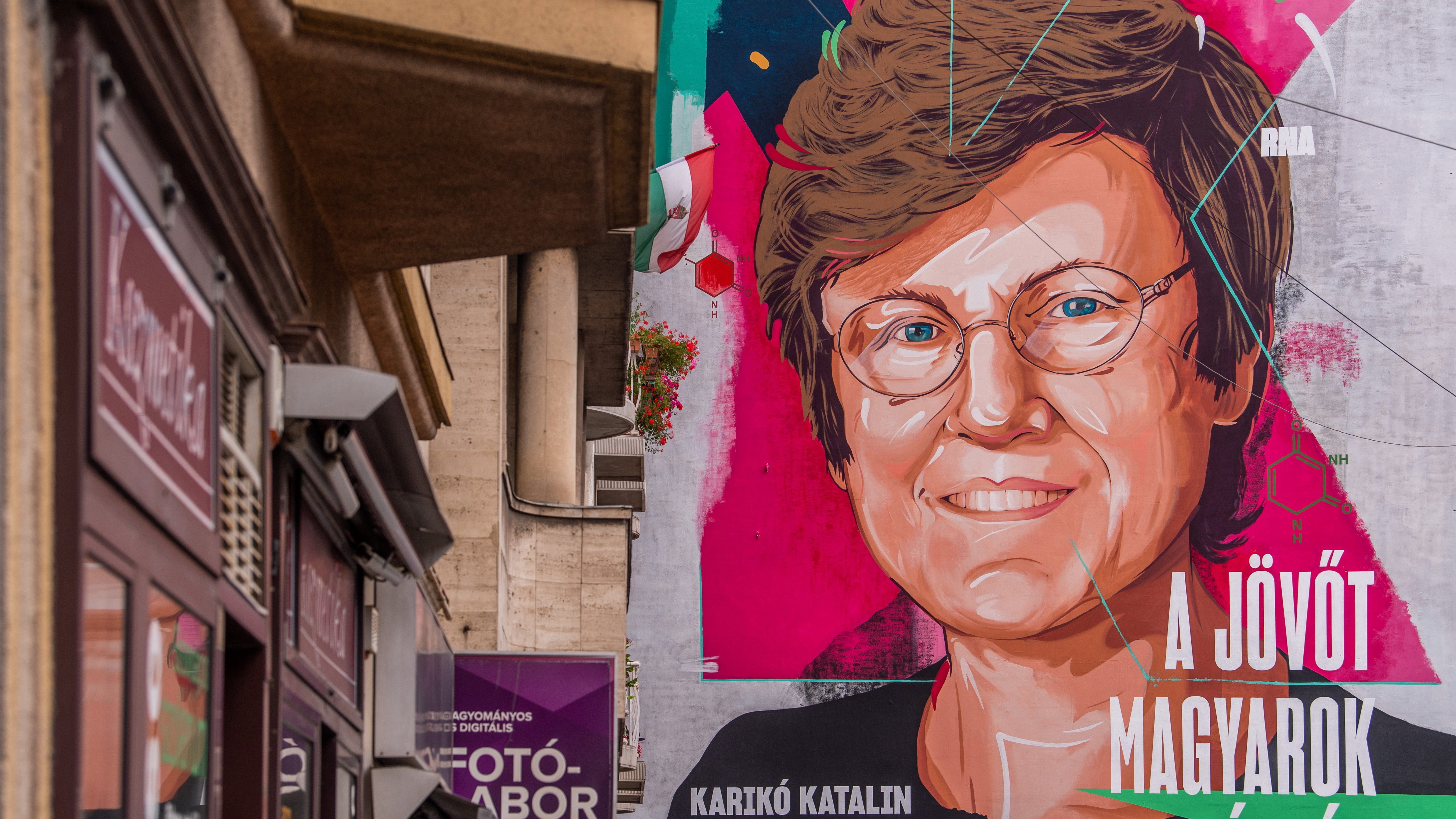 Oltásellenes üzenetekkel firkálták össze Karikó Katalin falfestményét