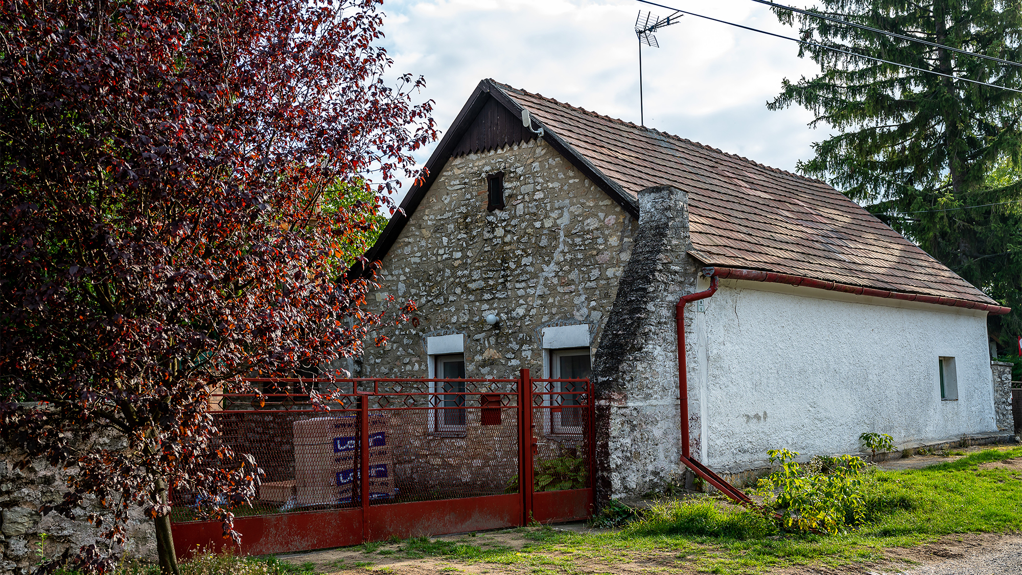 Titkolták, de megtaláltuk: Balaton-felvidéki vendégházra nyert 70 milliós állami támogatást az Echo TV volt vezetője