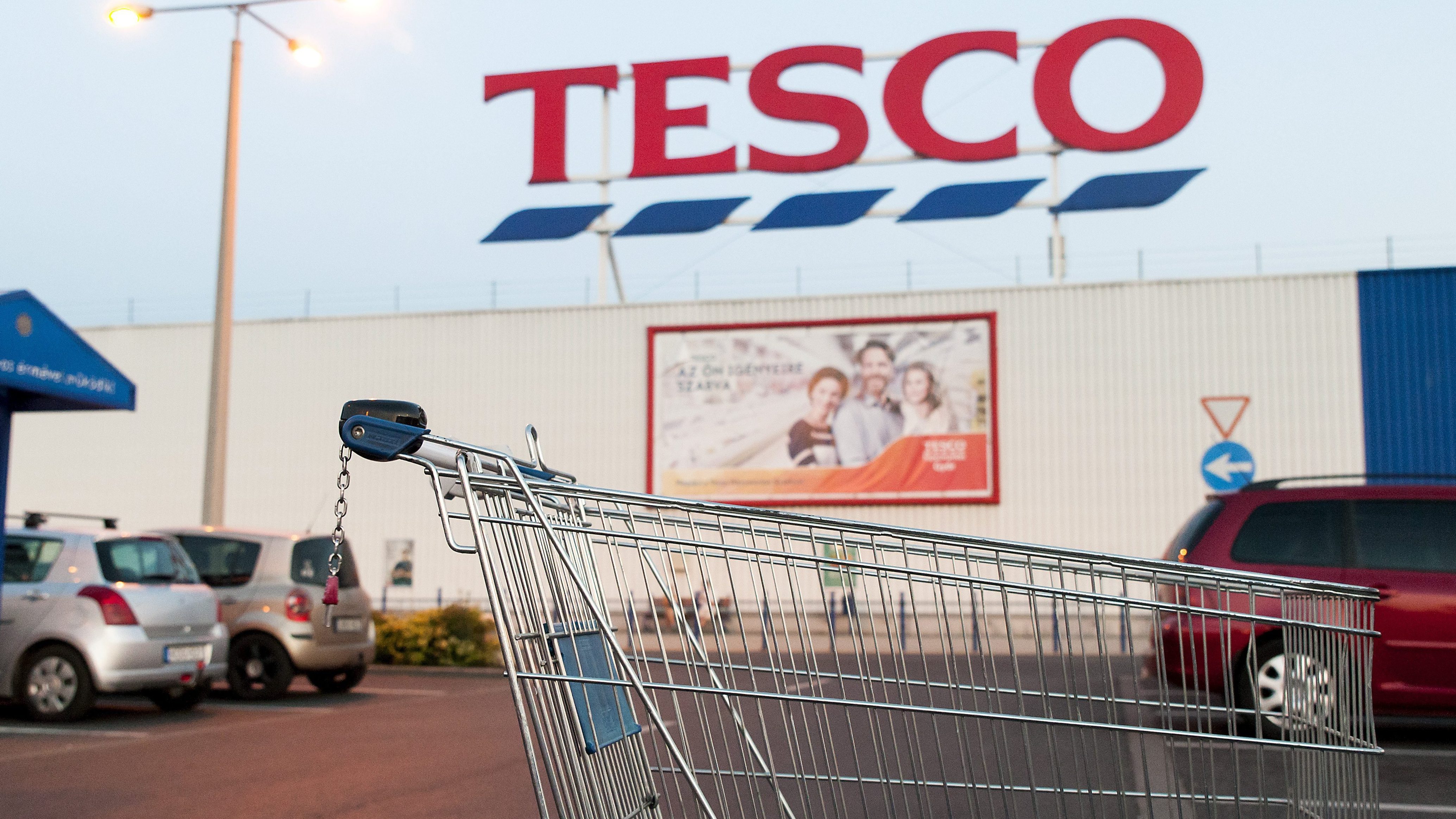 Készül a karácsonyi rohamra a Tesco, 500 új áruházi dolgozót vesznek fel