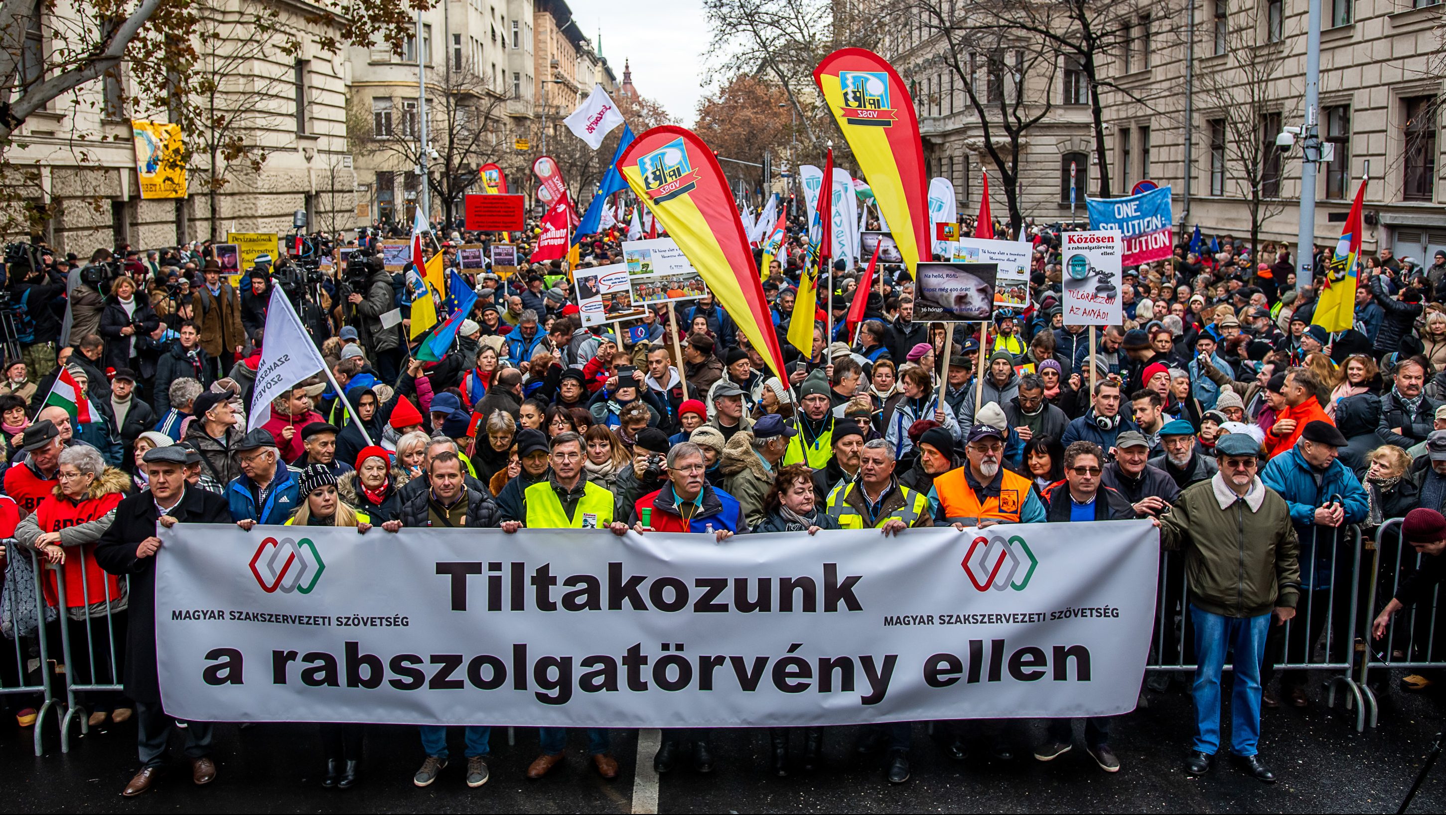 Több cég arra készül, hogy a munkaidőkeretben le nem dolgozott órákat kifizettetik a munkavállalókkal