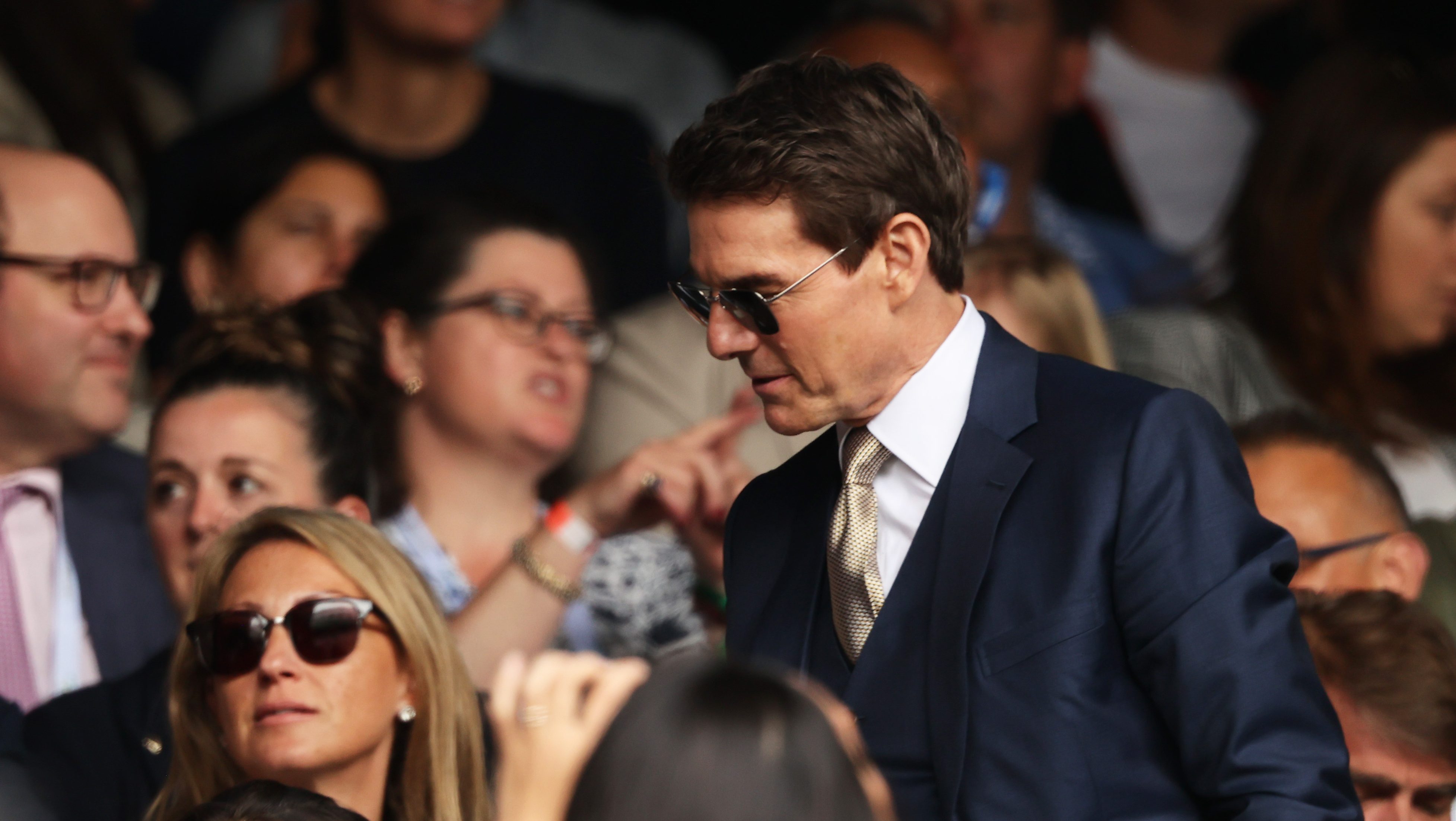 Baseballmeccsen tűnt fel Tom Cruise, de mindenki csak az arcával van elfoglalva