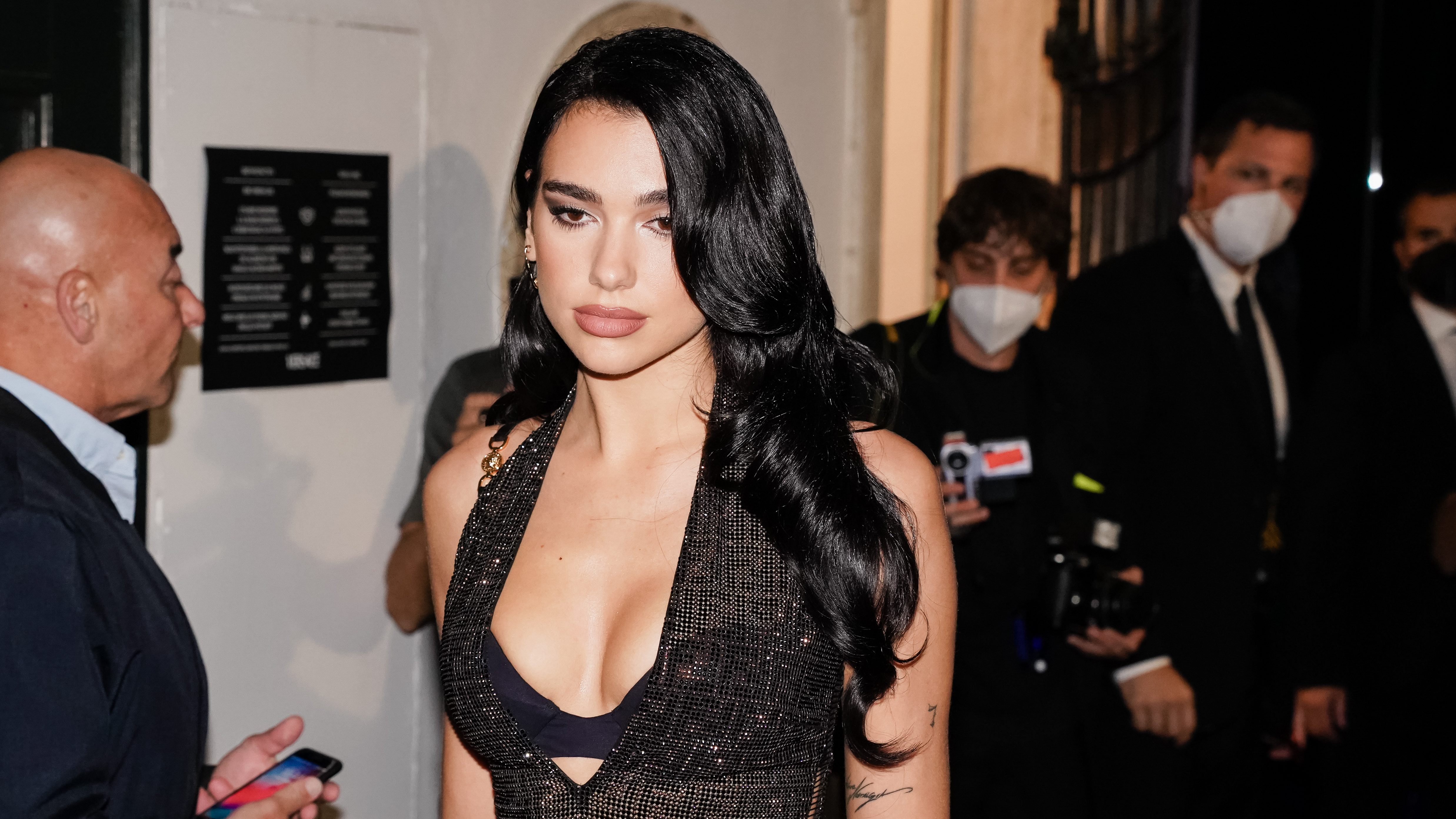 Dua Lipa melleit csak két virág takarja