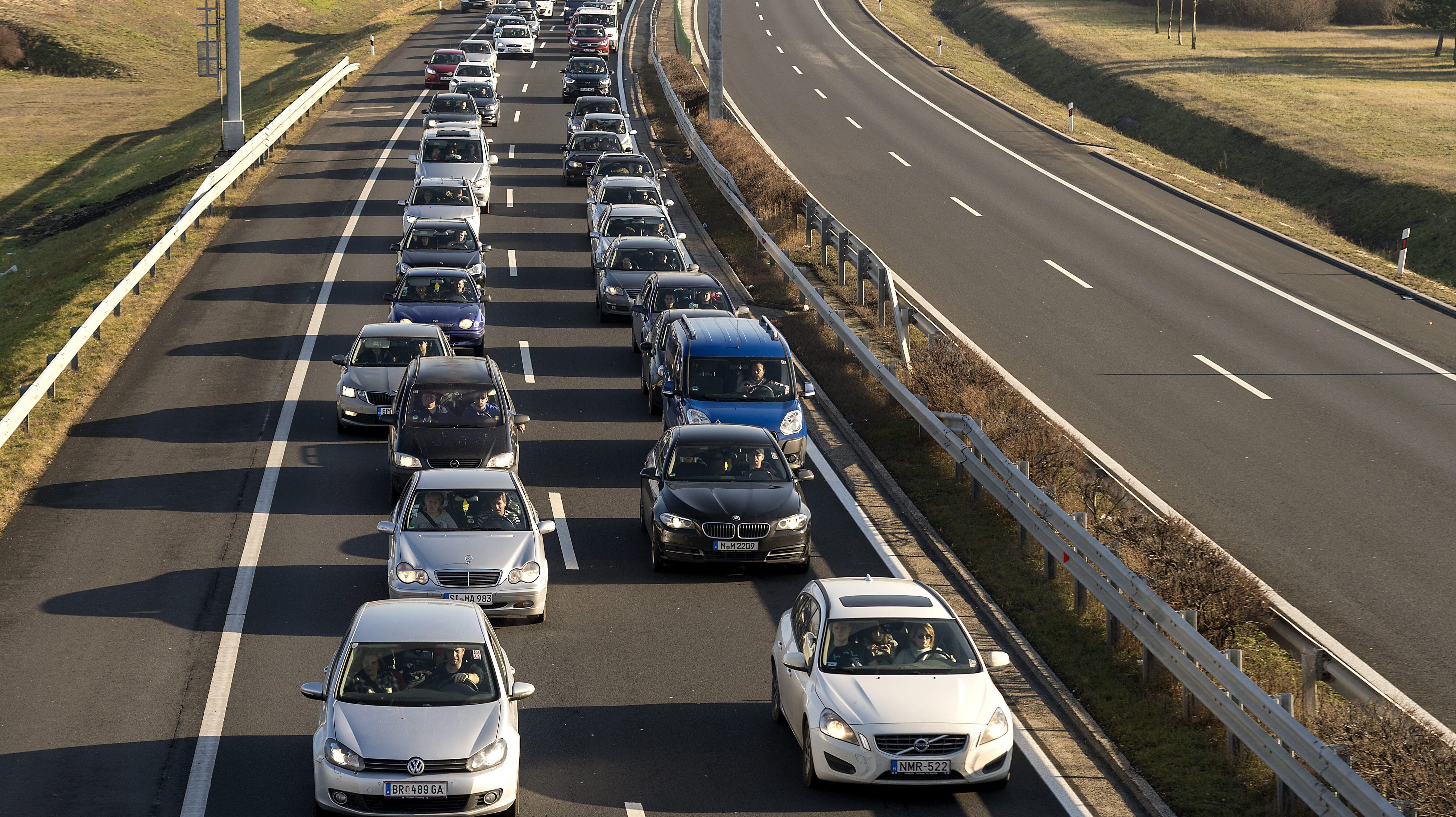 Több kilométeres dugó az M1-esen, az M1-M7 közös szakaszán és az M0-son