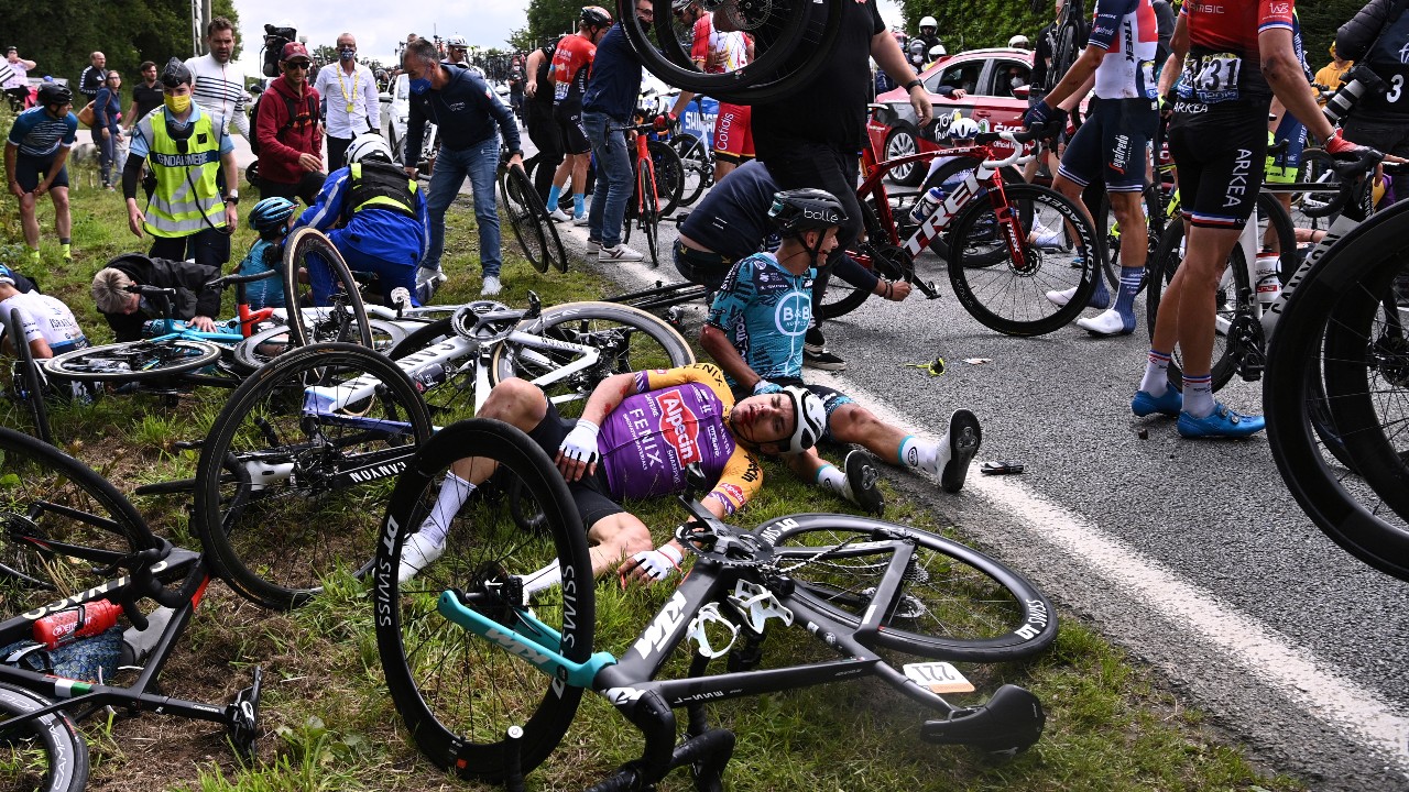 Szégyelli ostobaságát, börtönbüntetést kaphat a tömegbalesetet okozó Tour-szurkoló