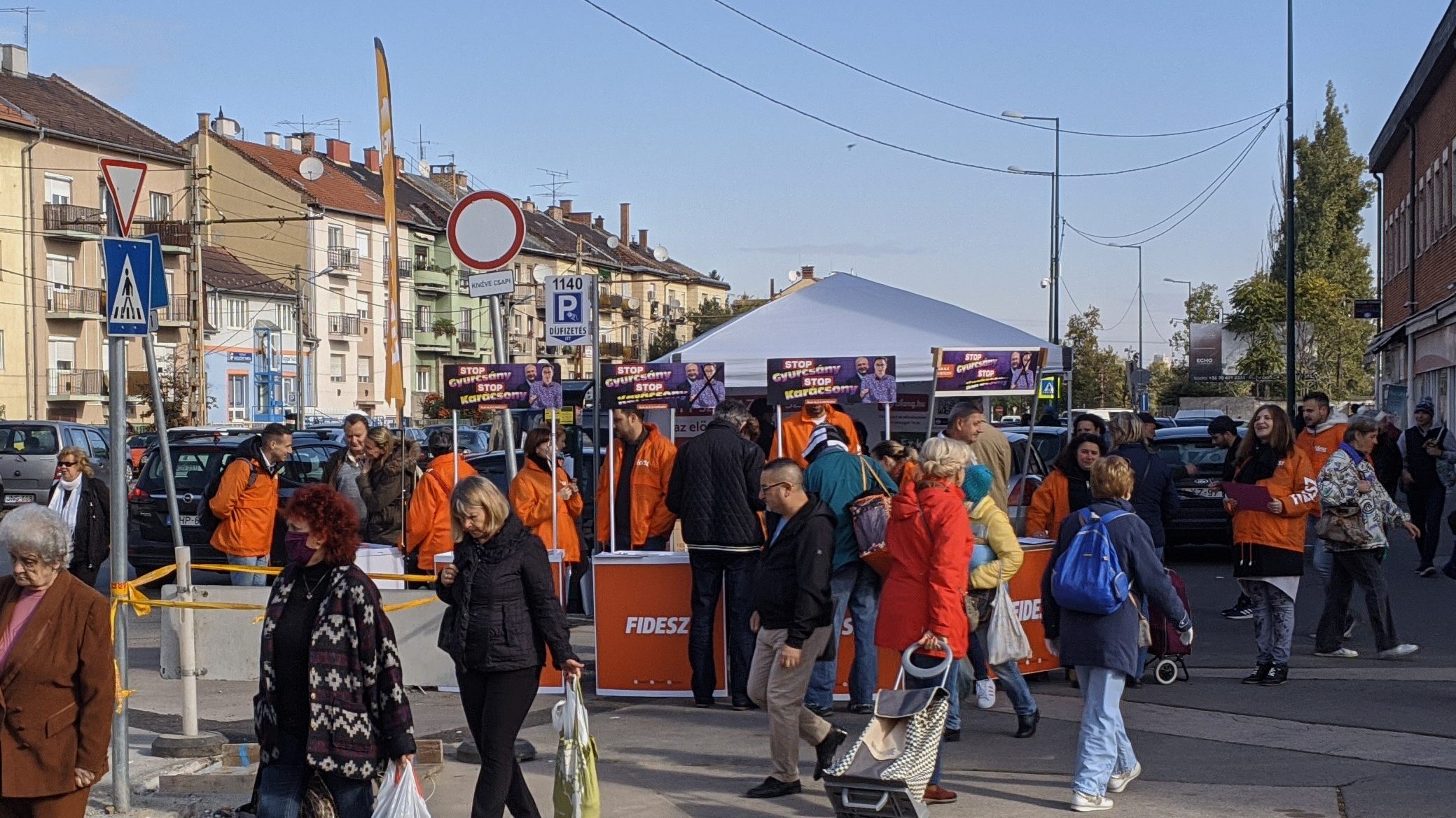 Gyurcsányozós pultokkal barikádozták el az előválasztási sátrat a Bosnyák téren