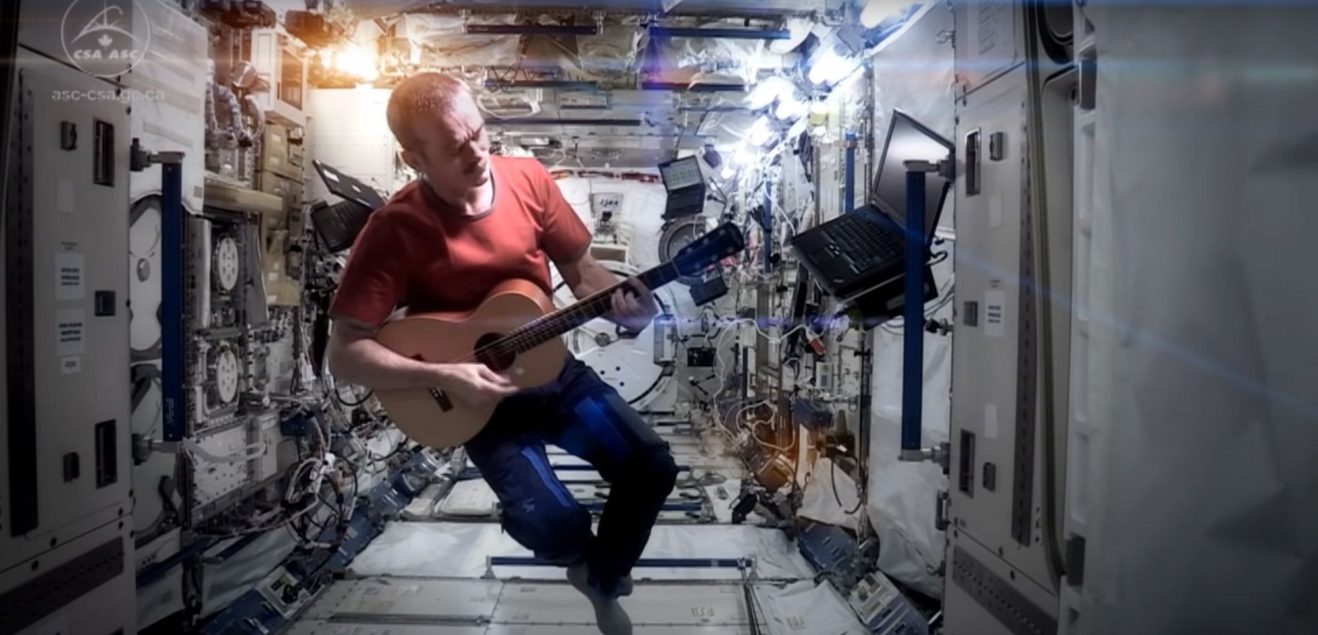 Űrben játszódó krimivel robbanna be a kortárs irodalomba Chris Hadfield