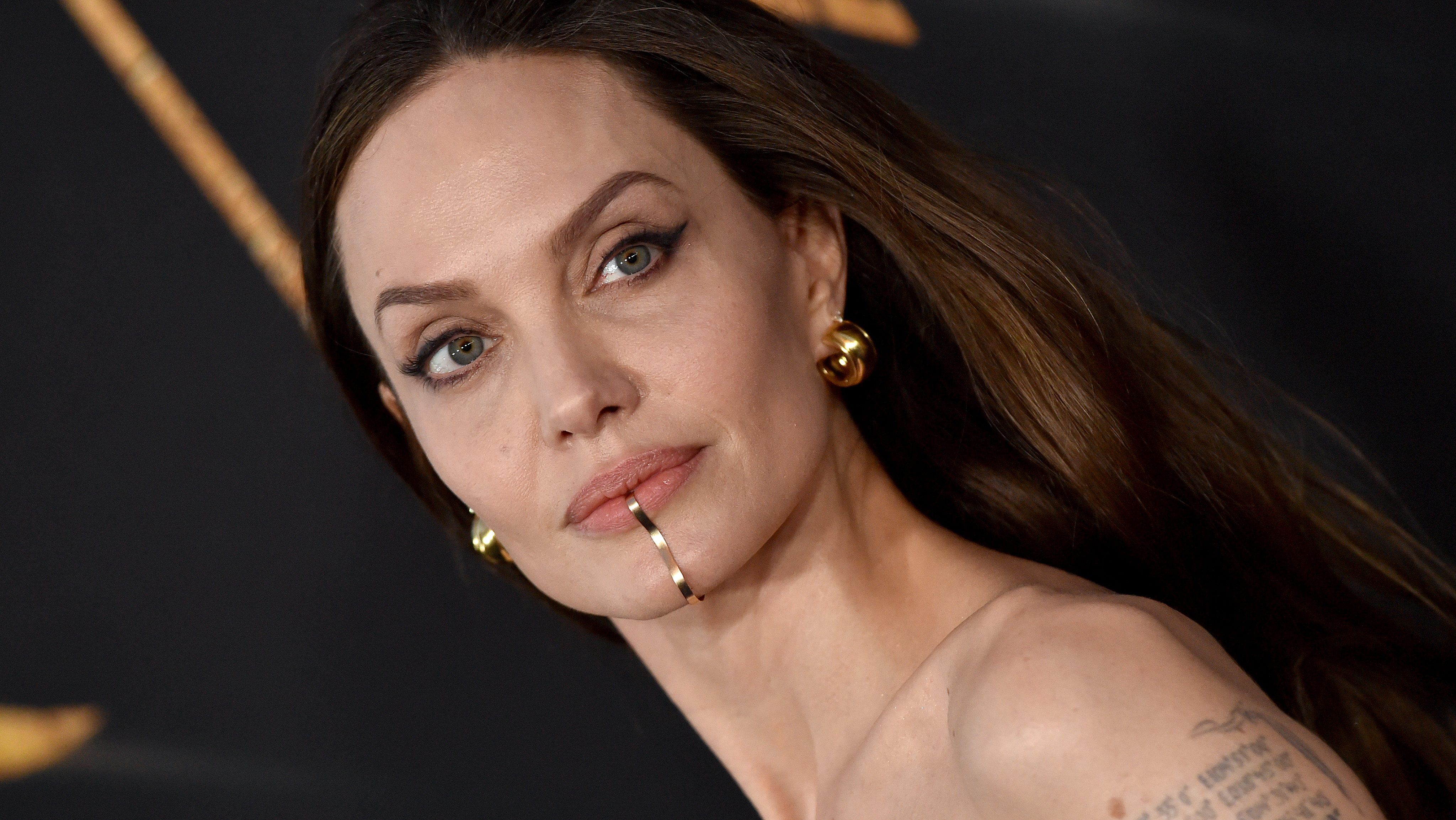 Angelina Jolie új ajakékszerét a Marsról is látni lehet