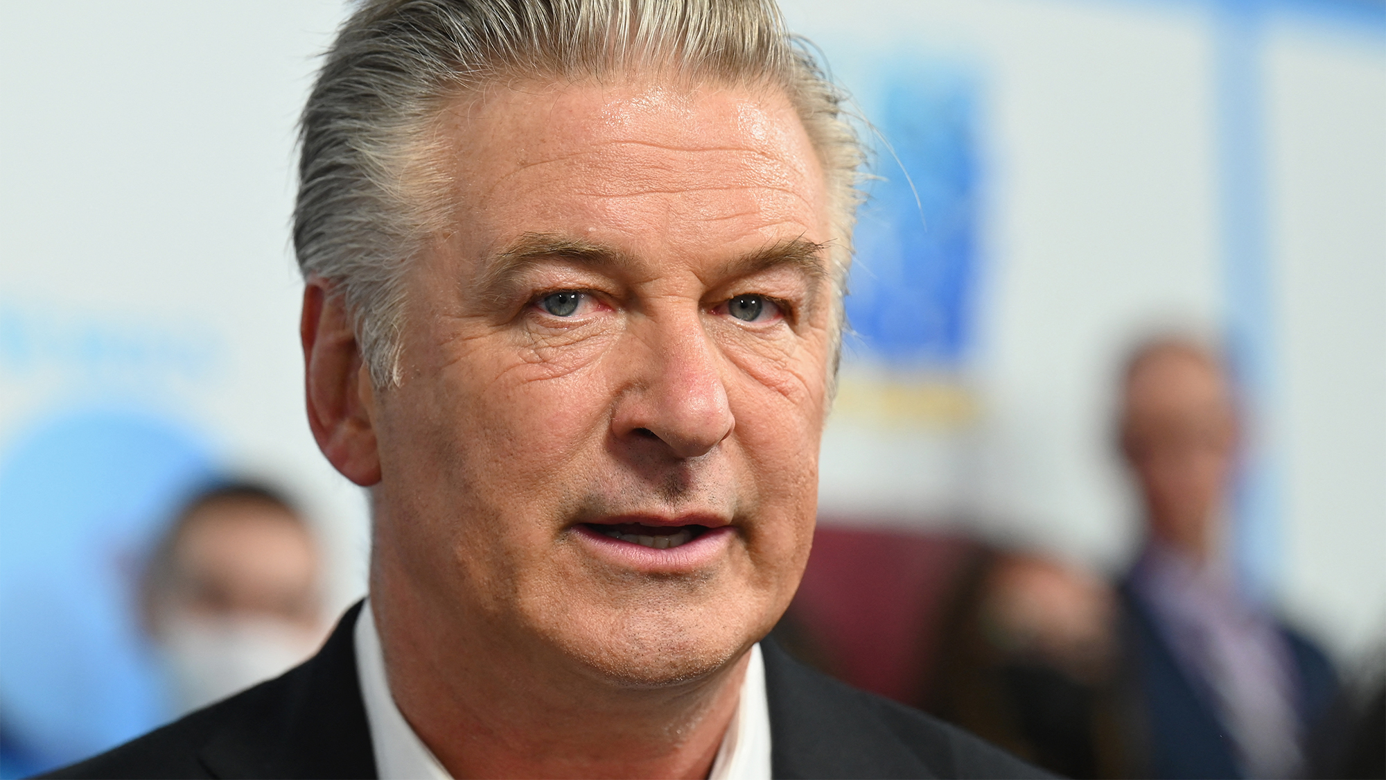 Alec Baldwin egy kellékként használt fegyverrel lelőtte az operatőrt egy új-mexikói forgatáson