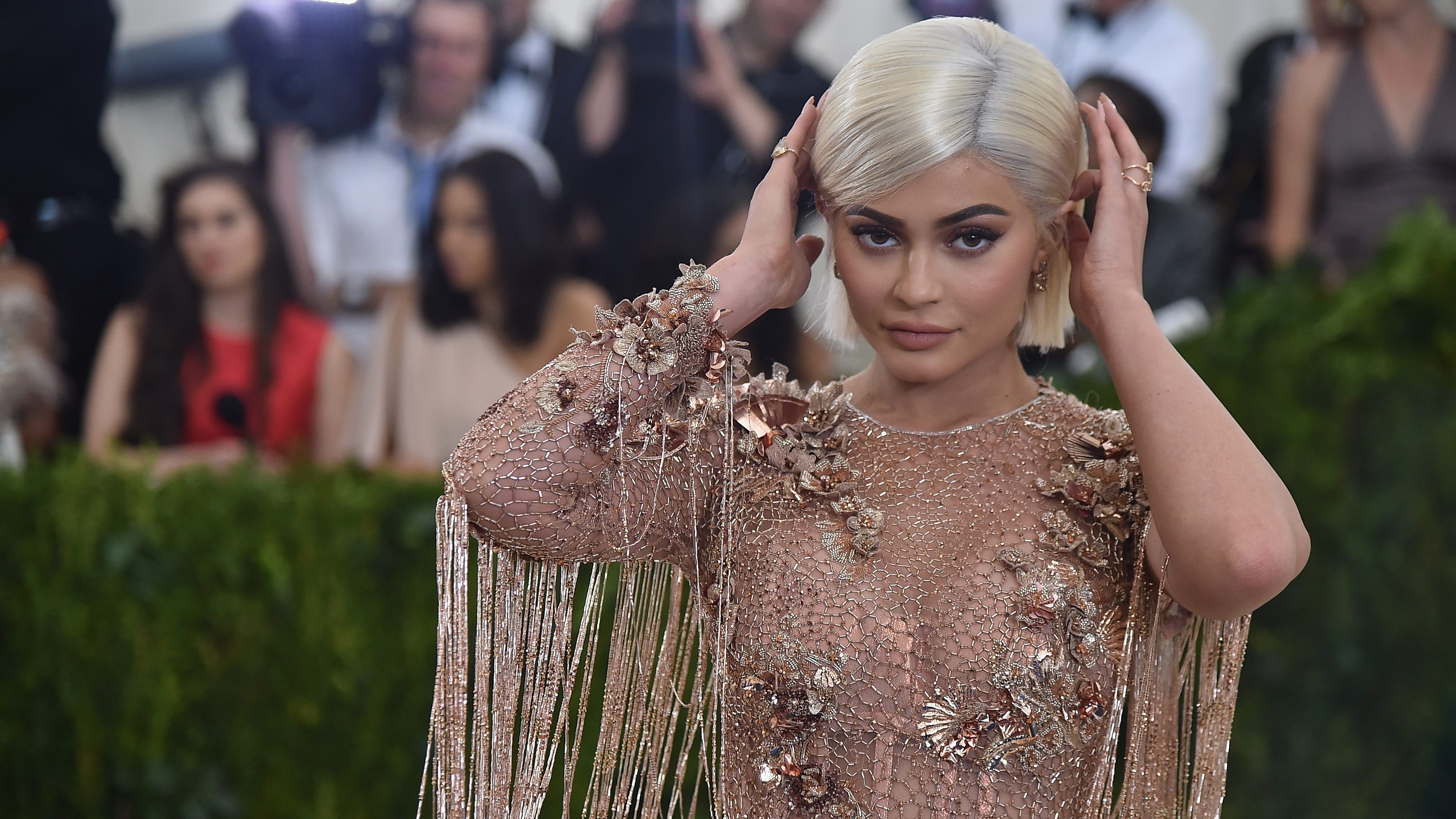 Kylie Jenner megmutatta a terheshasát