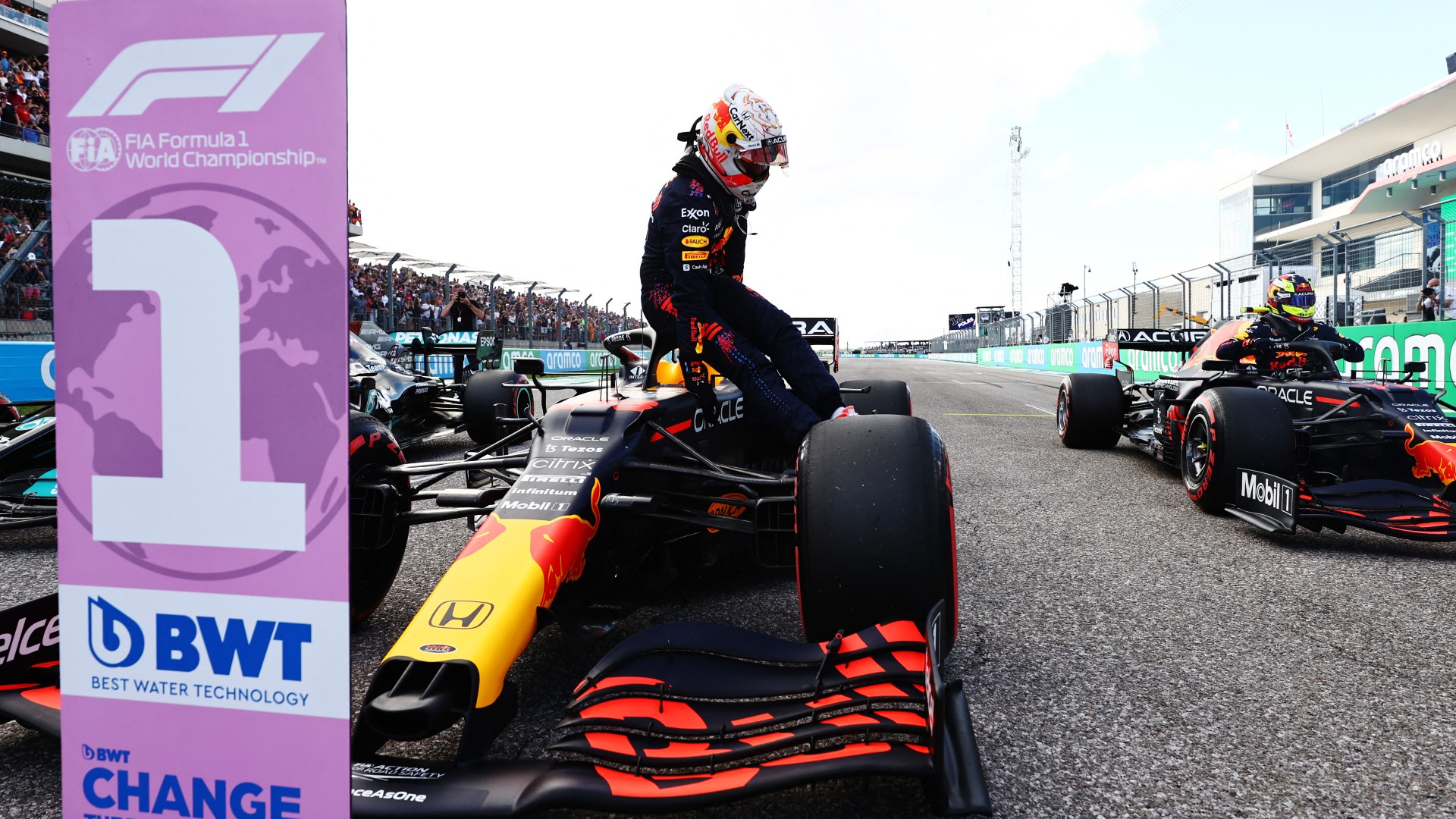 Garantált az izgalom: Verstappen és Hamilton egymás mellől rajtol