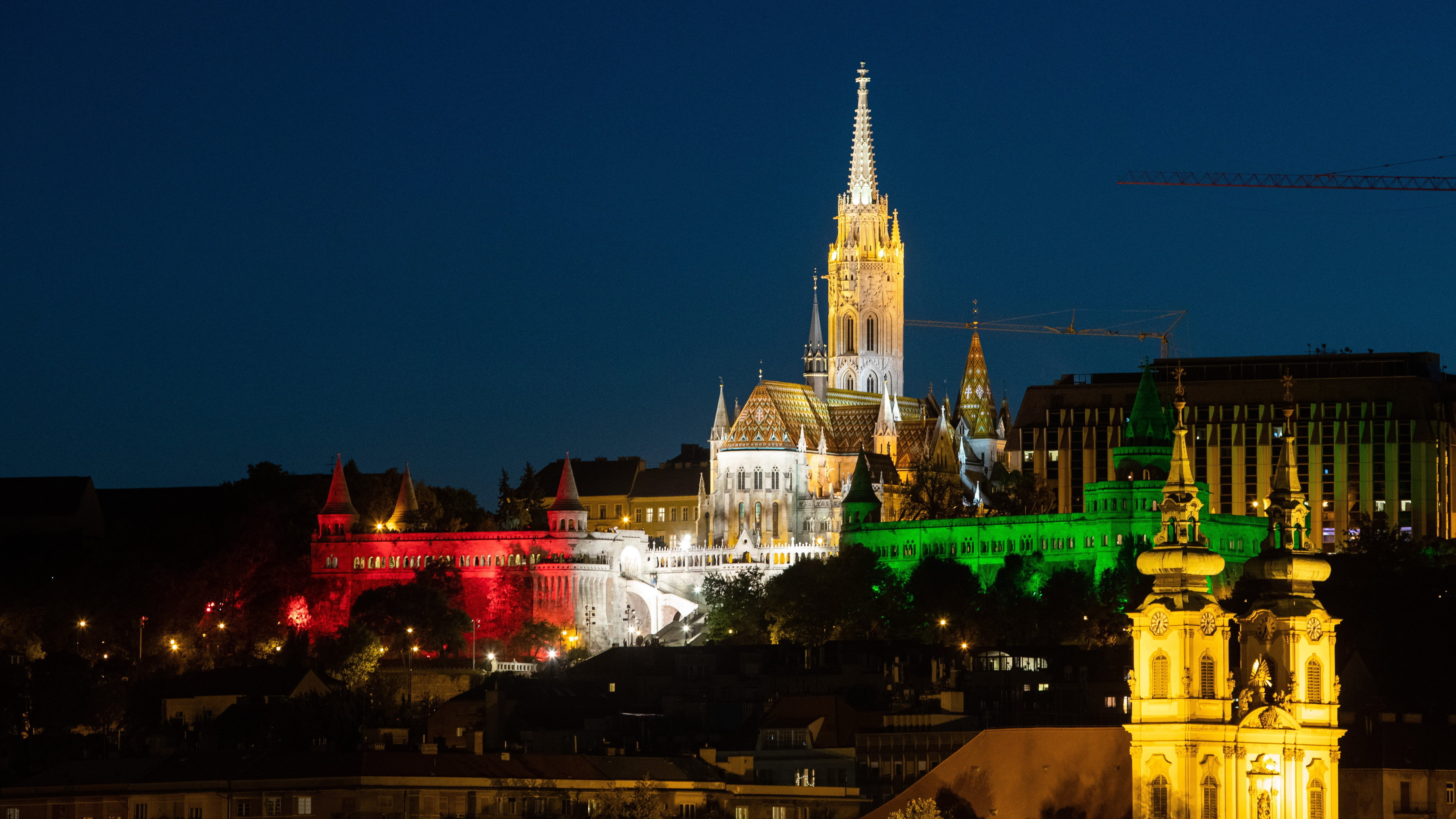 Nemzetiszínű fényfestéssel is ünnepelte Budapest az 1956-os forradalom emléknapját