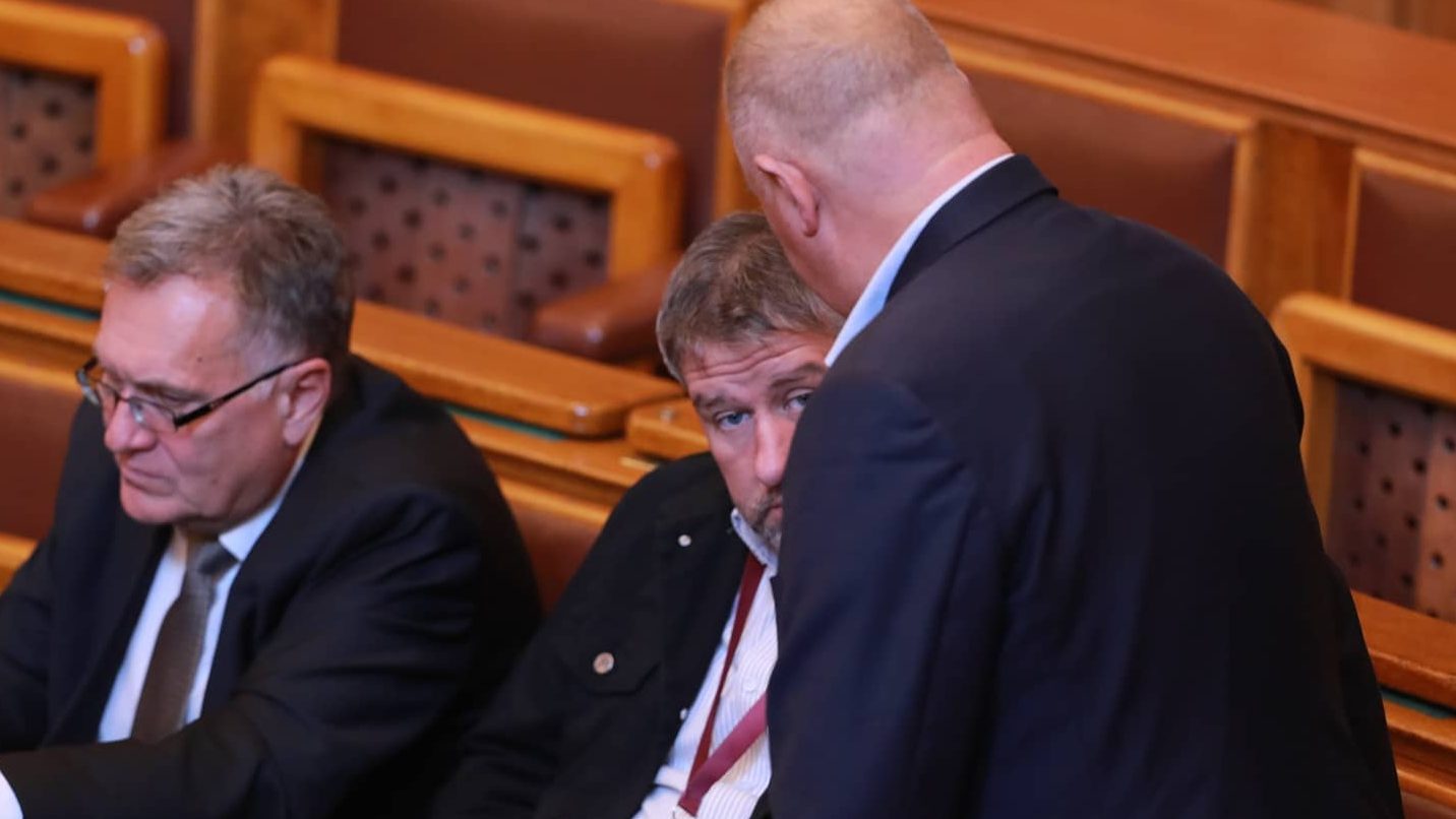 Jakab Péter azt gyanítja, hogy Simonka György részeg volt hétfőn a Parlamentben