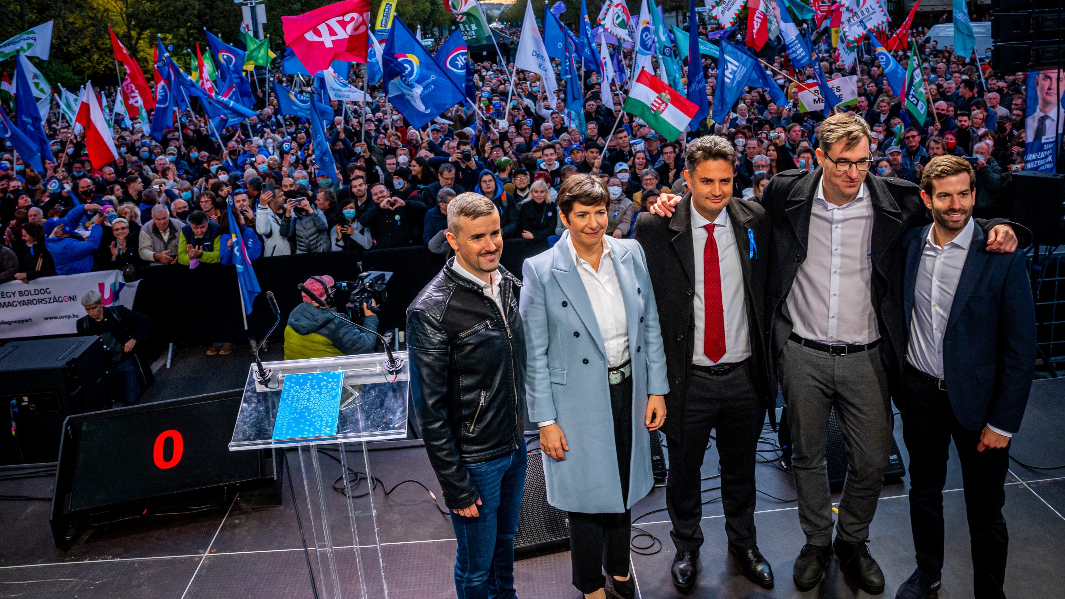 IDEA: fej fej mellett a Fidesz és az ellenzék