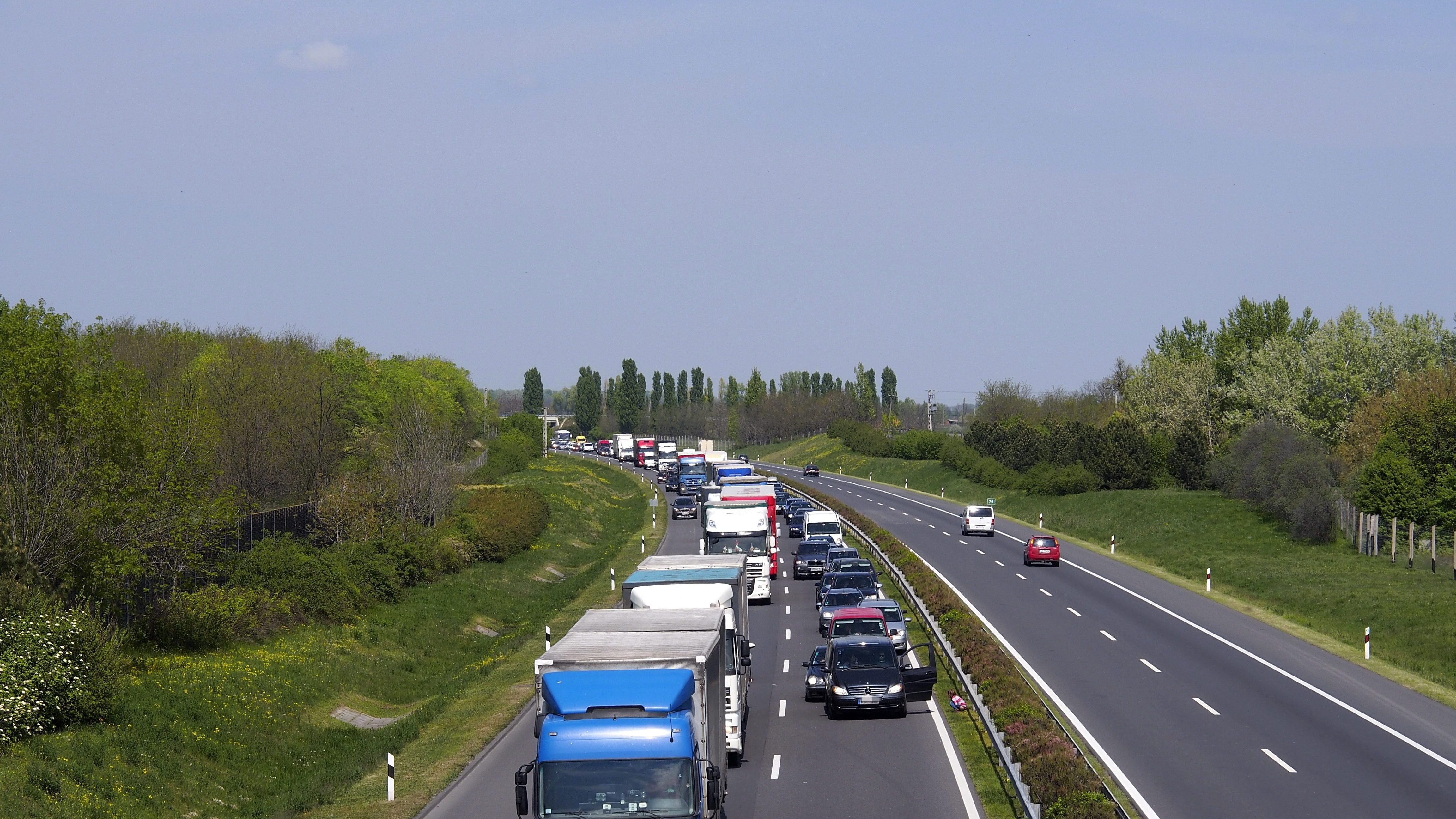 Hármas karambol és nyolc kilométeres dugó az M5-ösön